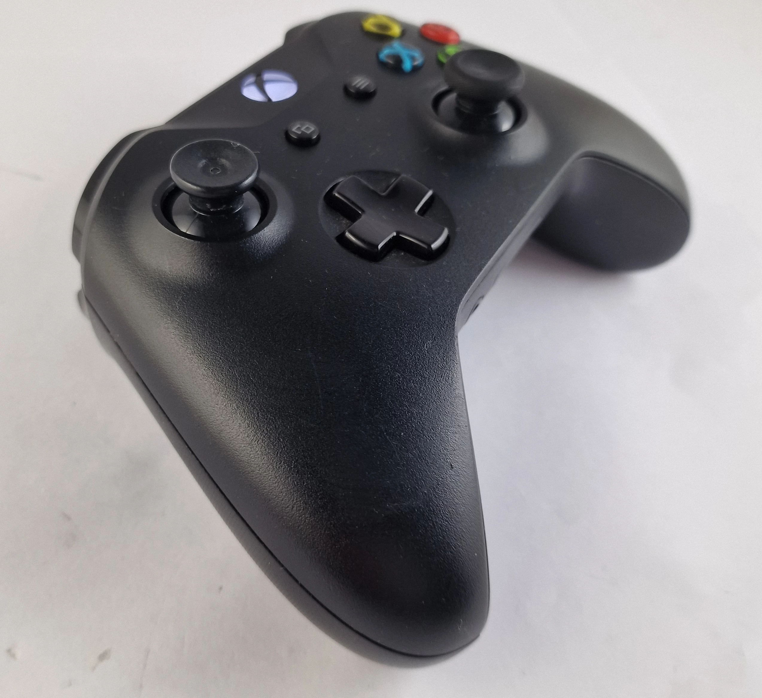 pad-xbox-one-1708-czarny-sposob-podlaczenia-210654-2