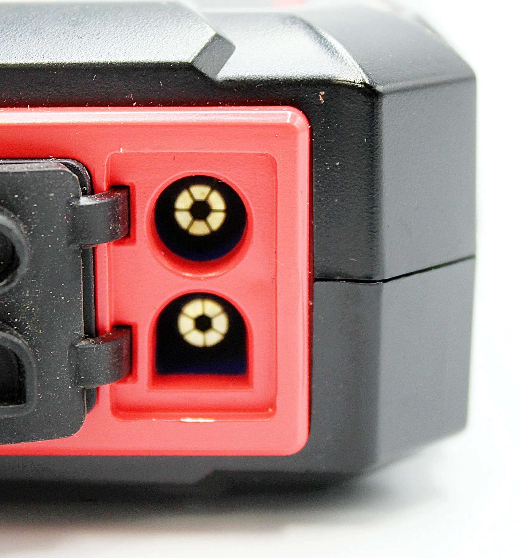 urzadzenie-rozruchowe-utrai-jump-starter-jstar-one-22000-mah-2000a-certyfikaty-zgodnosci-218669-1