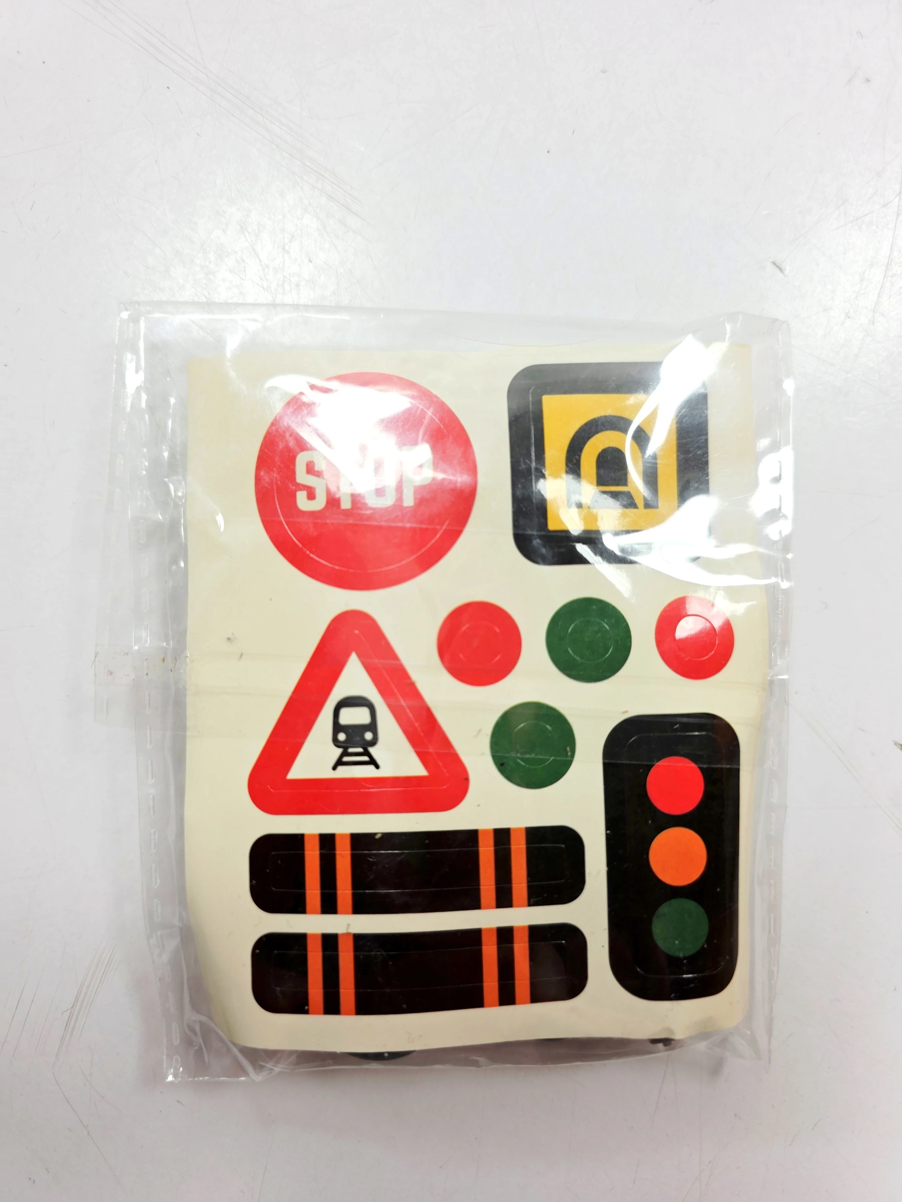 duza-kolejka-elektryczna-pociag-z-wagonikami-tor-na-auta-policja-marka-248811-958954