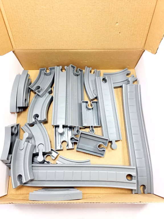 duza-kolejka-elektryczna-pociag-z-wagonikami-tor-na-auta-policja-ean-gtin-760472207580