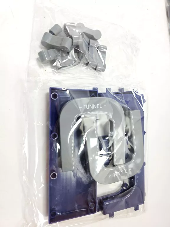 duza-kolejka-elektryczna-pociag-z-wagonikami-tor-na-auta-policja-plec-127789-1783656