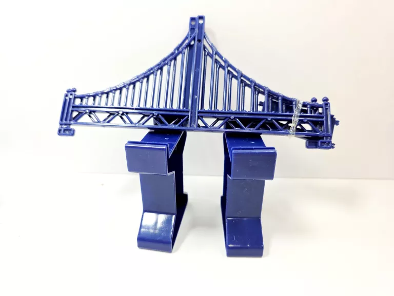 duza-kolejka-elektryczna-pociag-z-wagonikami-tor-na-auta-policja-rodzaj-pojazdu-250388-1890612