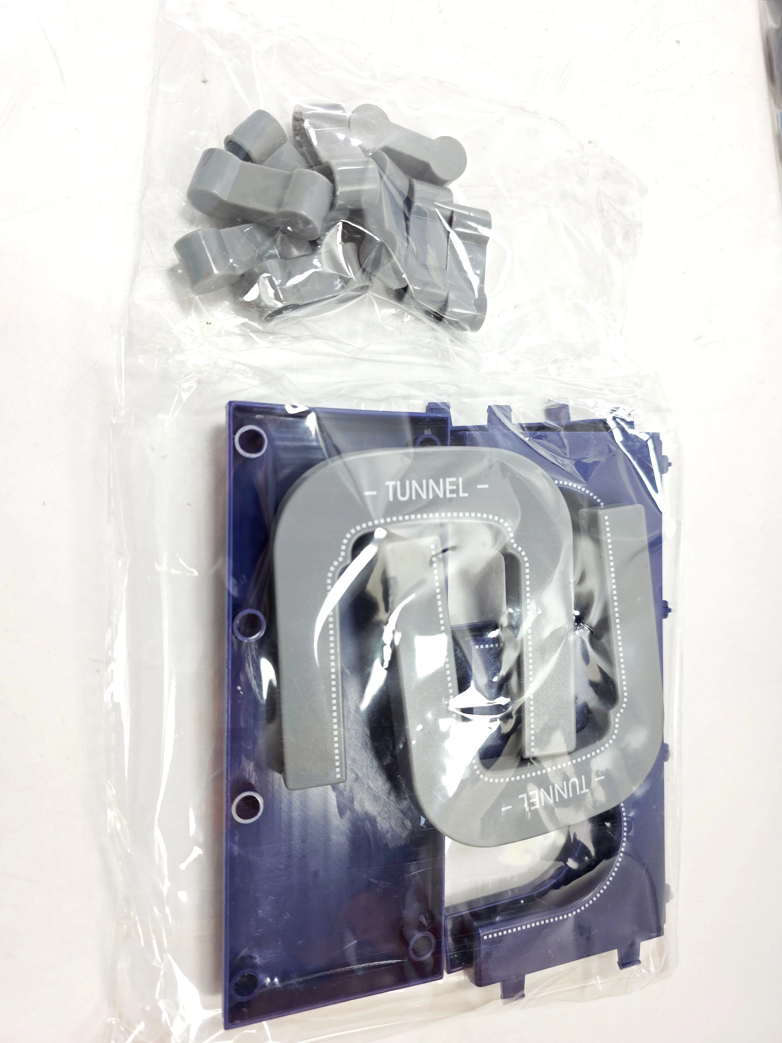 duza-kolejka-elektryczna-pociag-z-wagonikami-tor-na-auta-policja-plec-127789-1783656