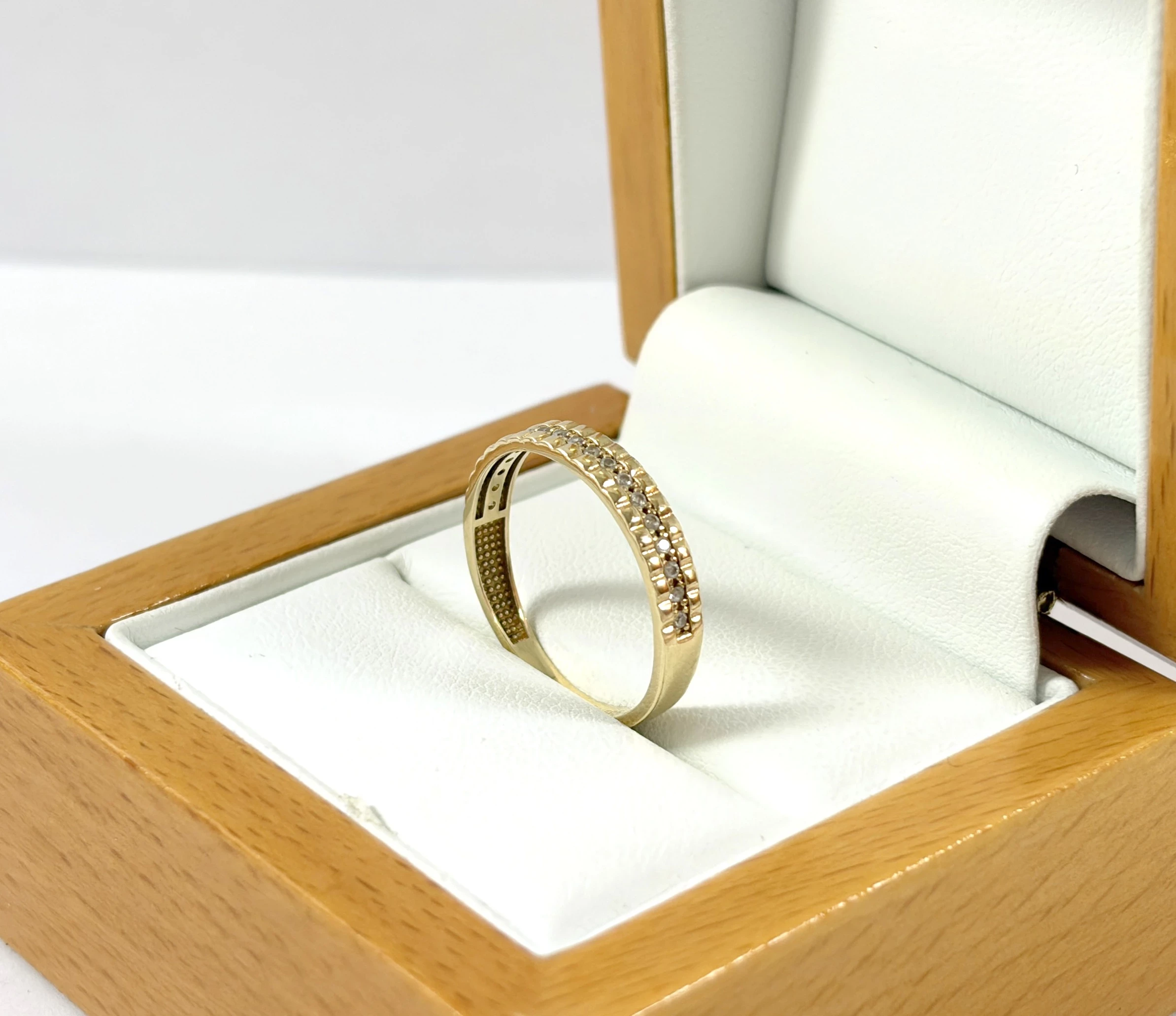 zloty-pierscionek-z-cyrkoniami-p585-164g-r16-plec-15851-1