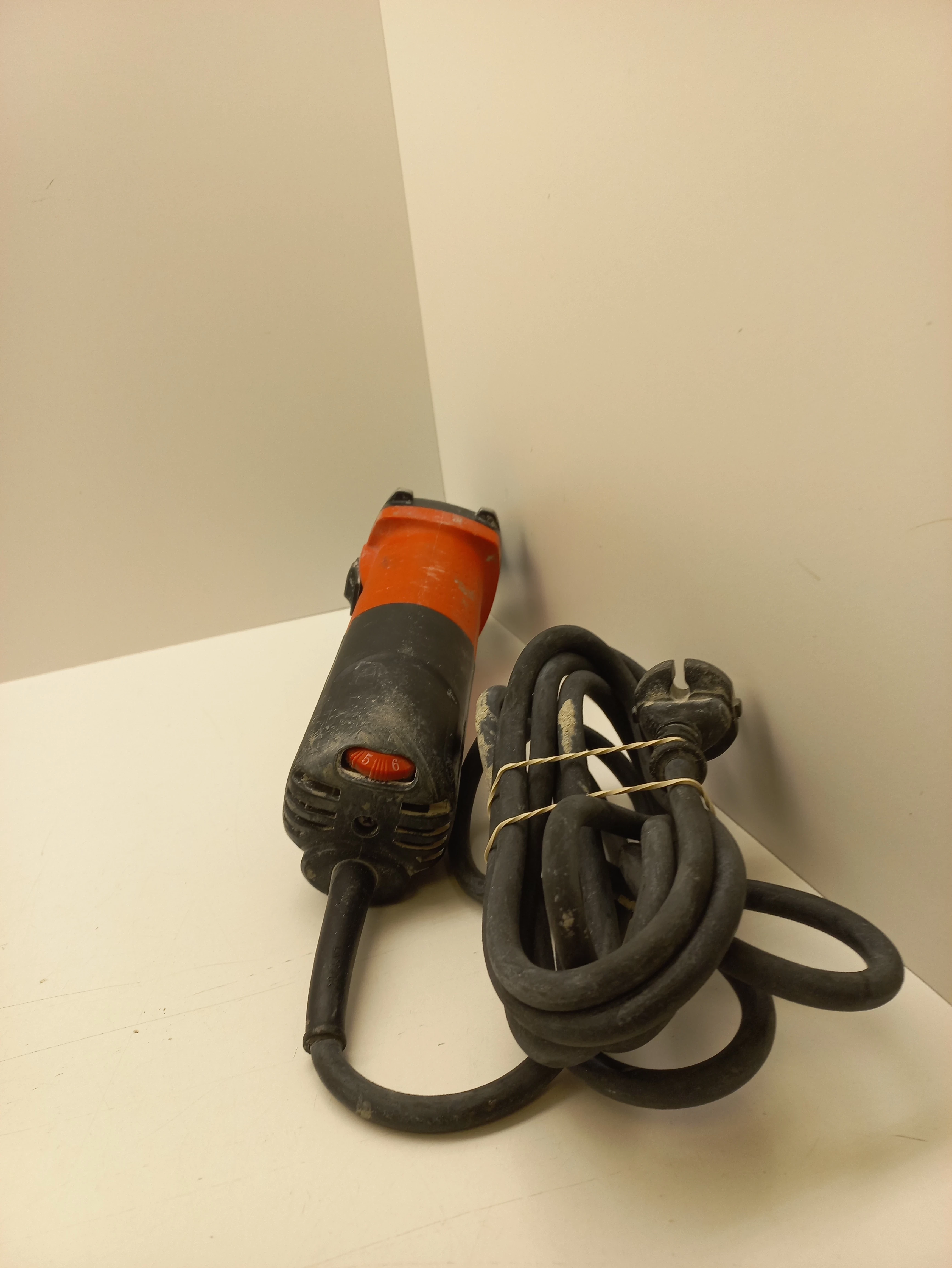 yato-szlifierka-katowa-1100w-z-regulacja-yt-82101-kod-producenta-yt-82101