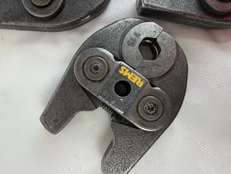 4-x-zaciski-rems-v22v18v15v28-stan-11323-2