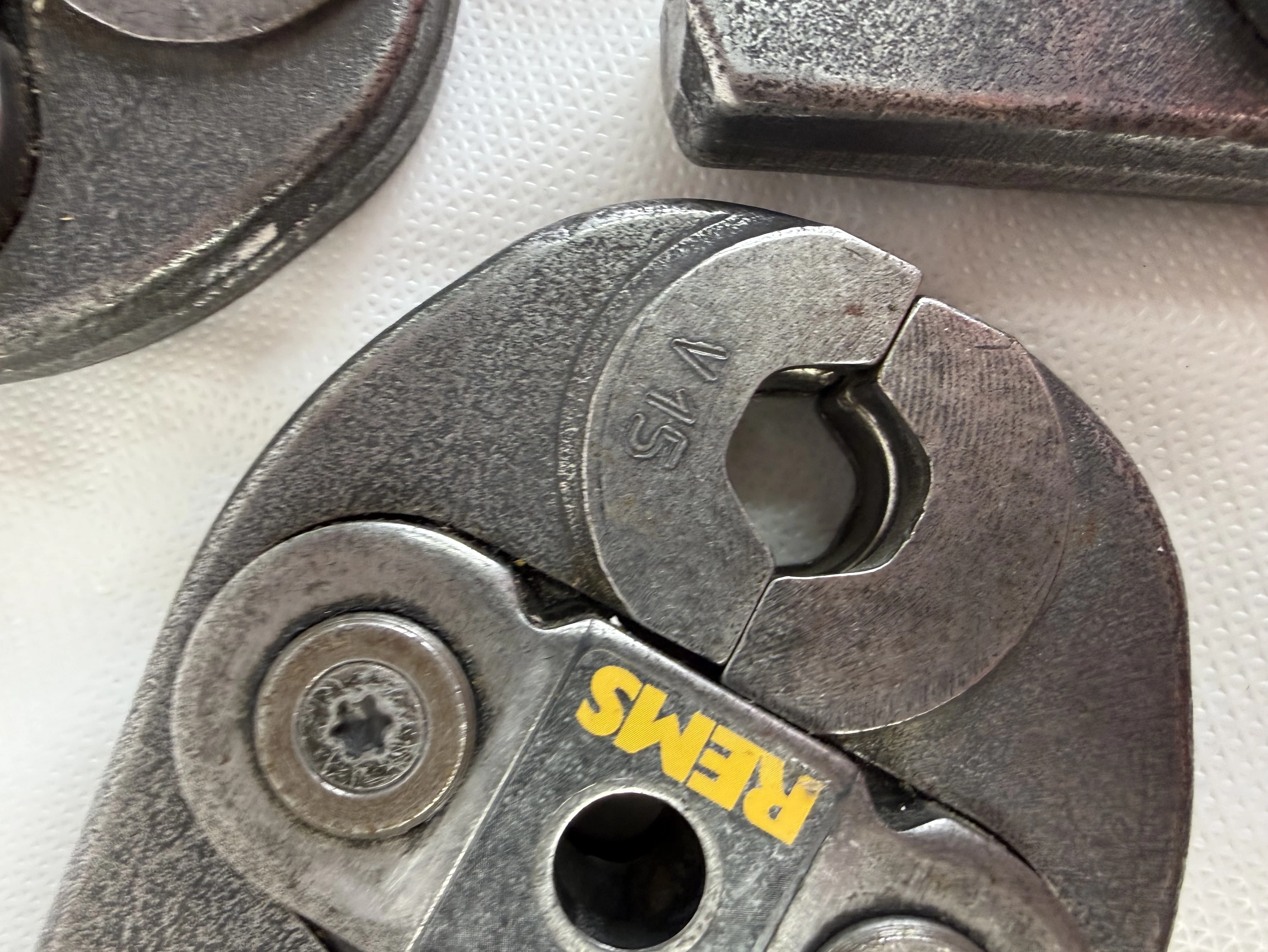 4-x-zaciski-rems-v22v18v15v28-ean-gtin-4039976164757