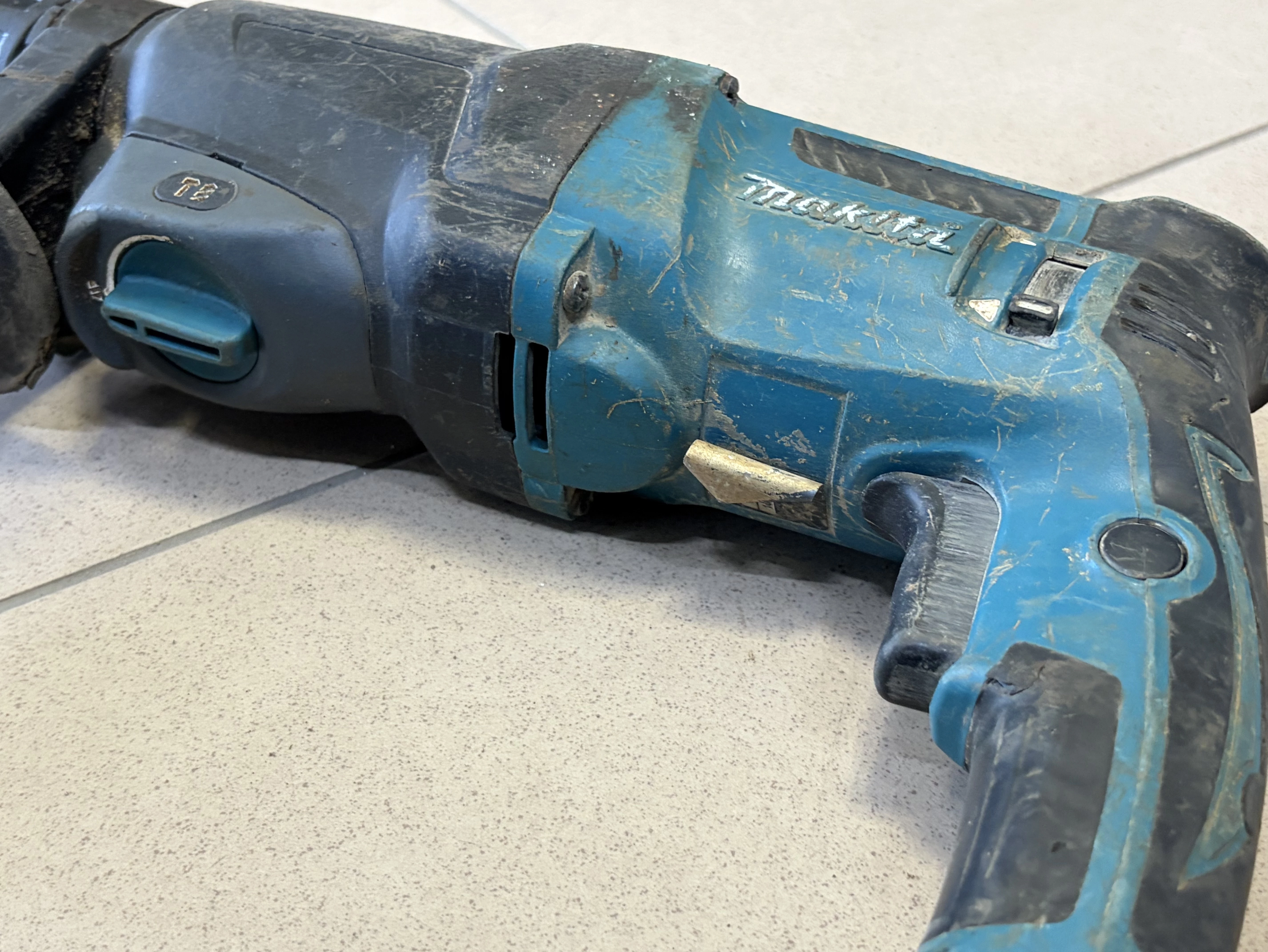 mlotowiertarka-makita-hr2300-rocznik-2019-zasilanie-sieciowe-energia-udaru-230