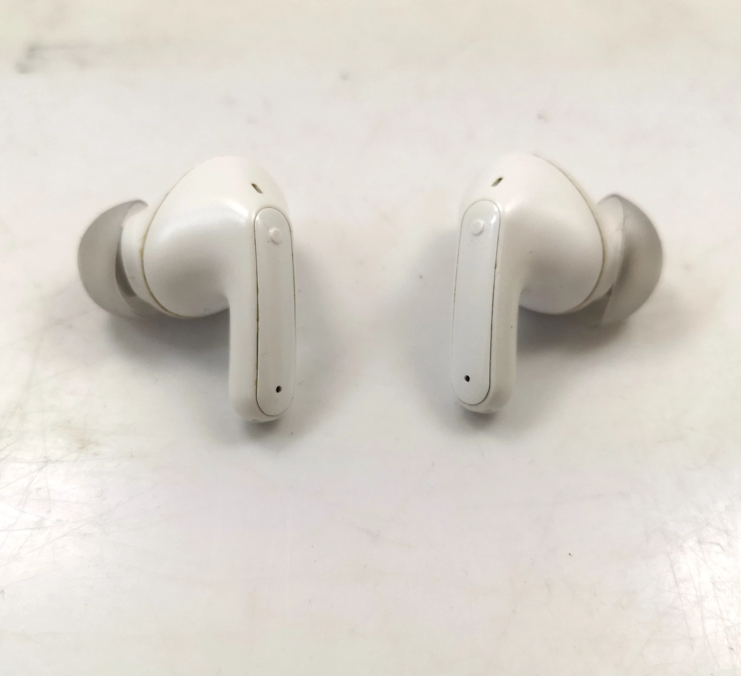 sluchawki-lg-tone-free-stan-11323-2