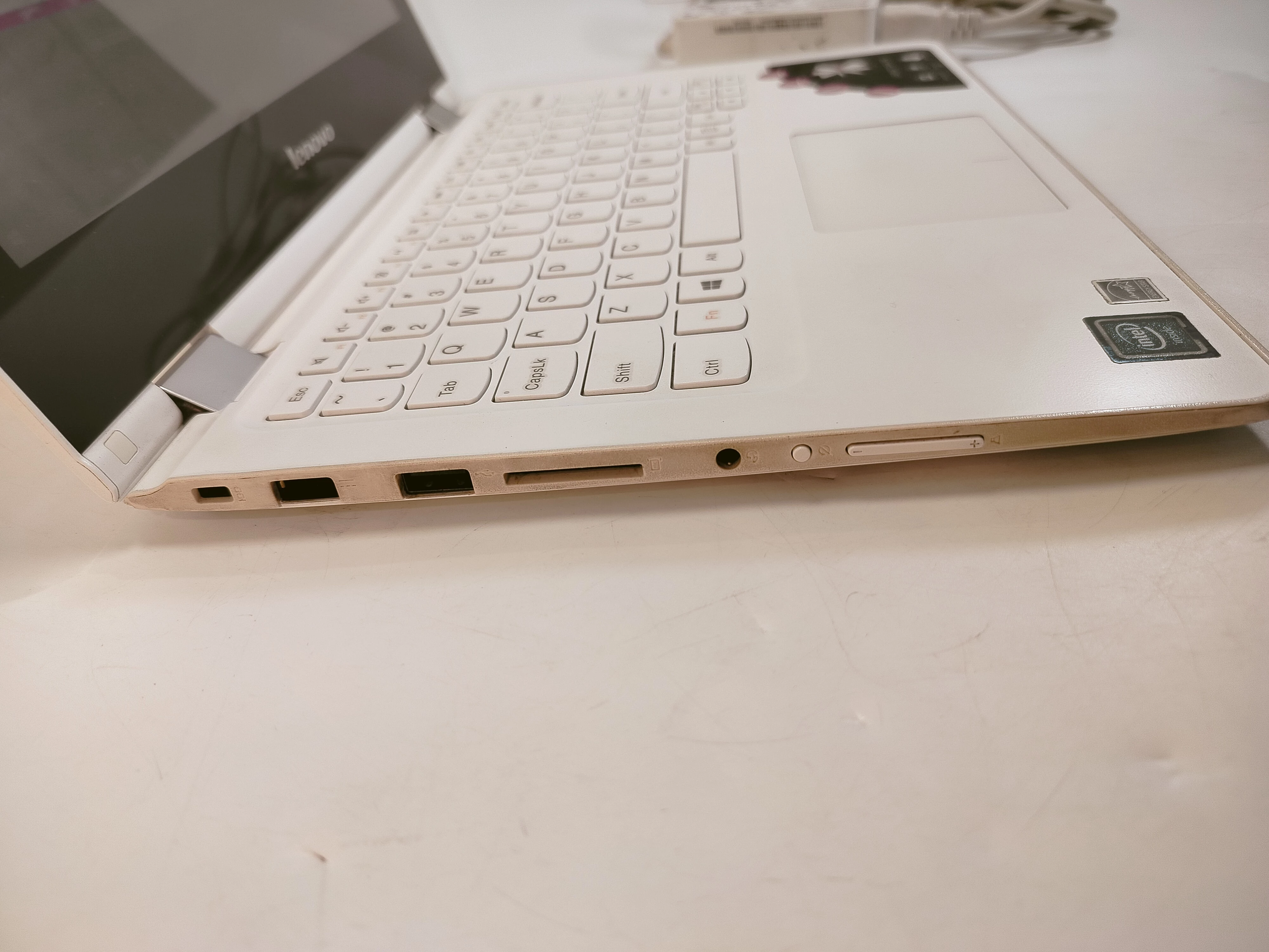 laptop-lenovo-yoga-300-80m1-ladowarka-przekatna-ekranu-1160