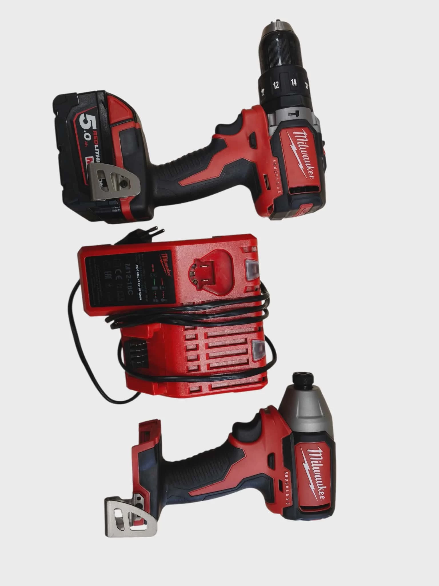 mega-zestaw-milwaukee-zakretarka-wkretarka-walizka-bateria-ladowarka-pojemnosc-akumulatora-500