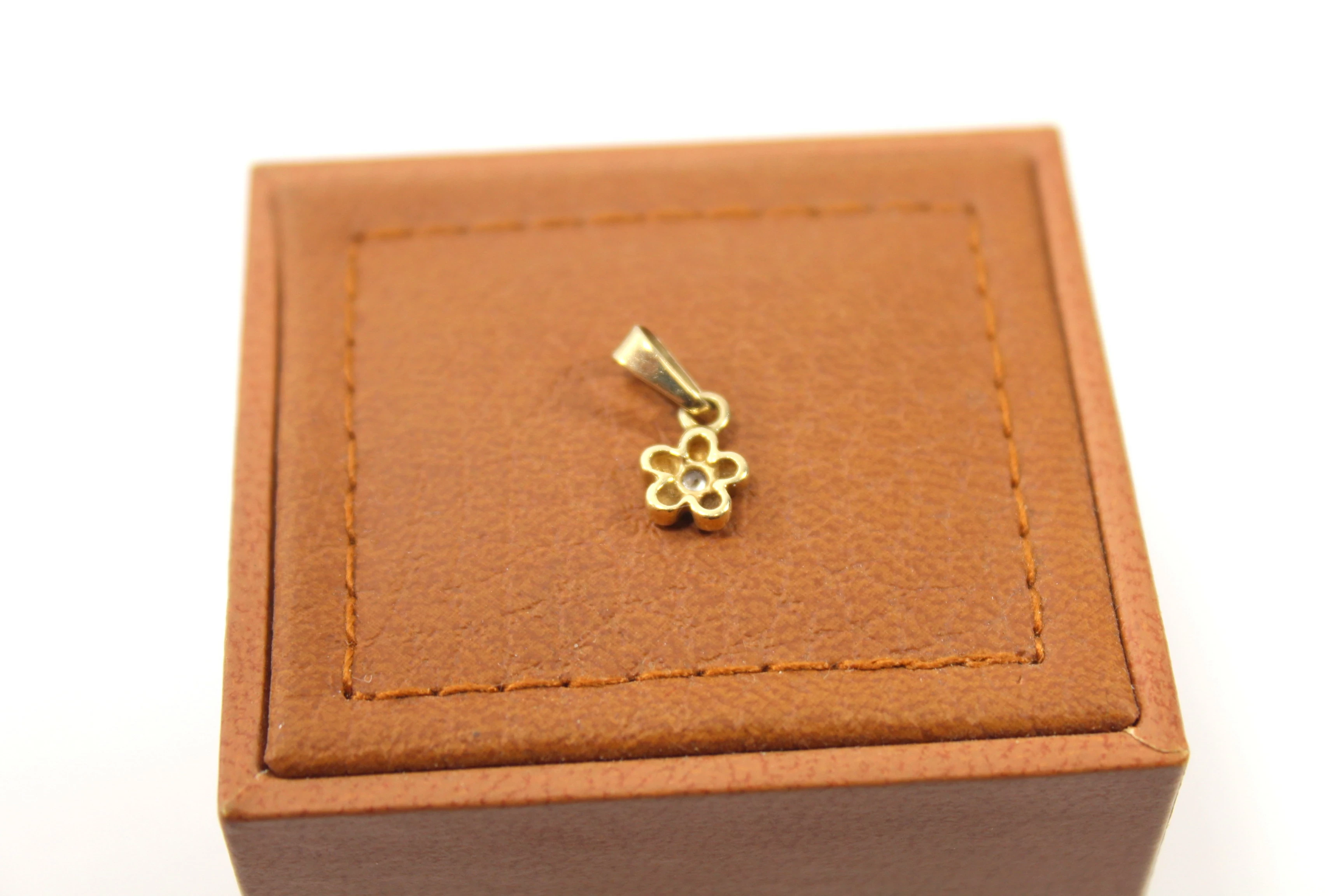 delikatna-zawieszka-kwiatek-p585-kod-producenta-585