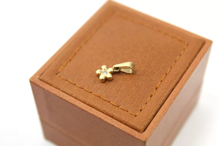 delikatna-zawieszka-kwiatek-p585-stan-11323-2