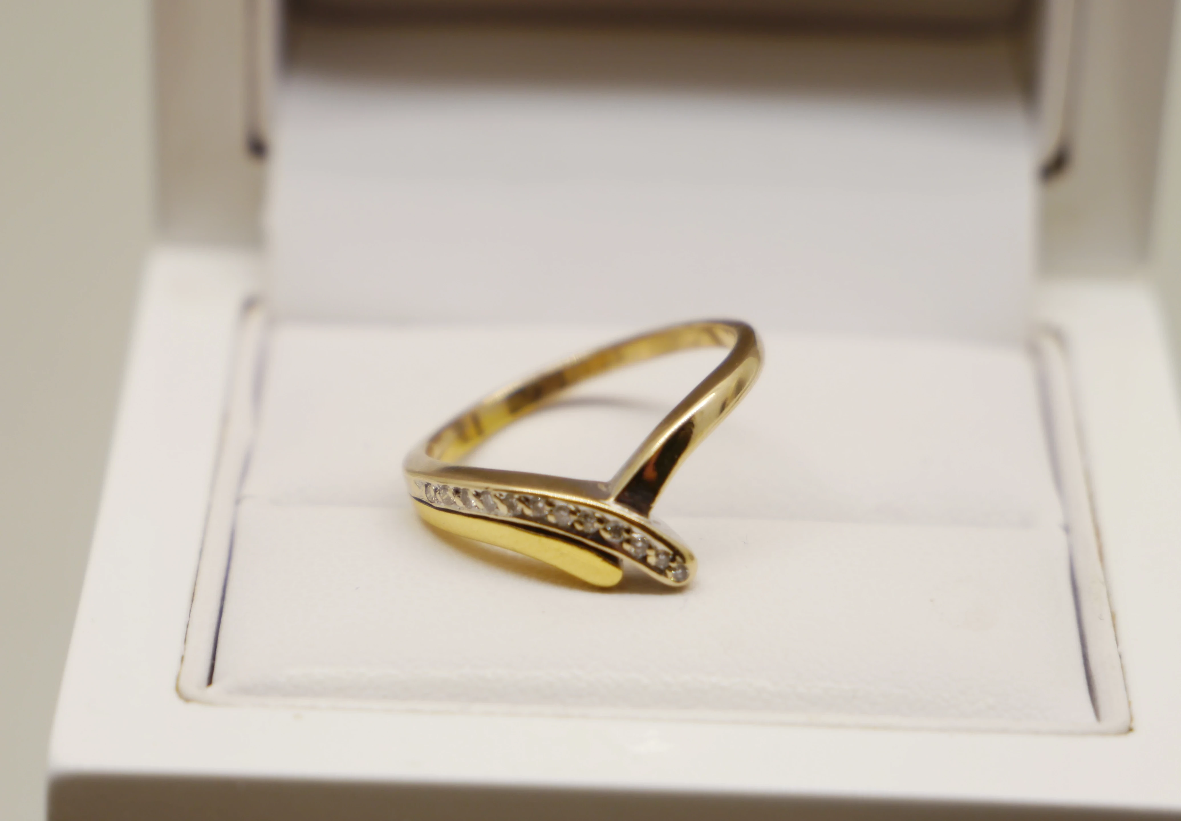 okazaly-zloty-pierscionek-z-brylantami-rozmiar-15-marka-248811-958954