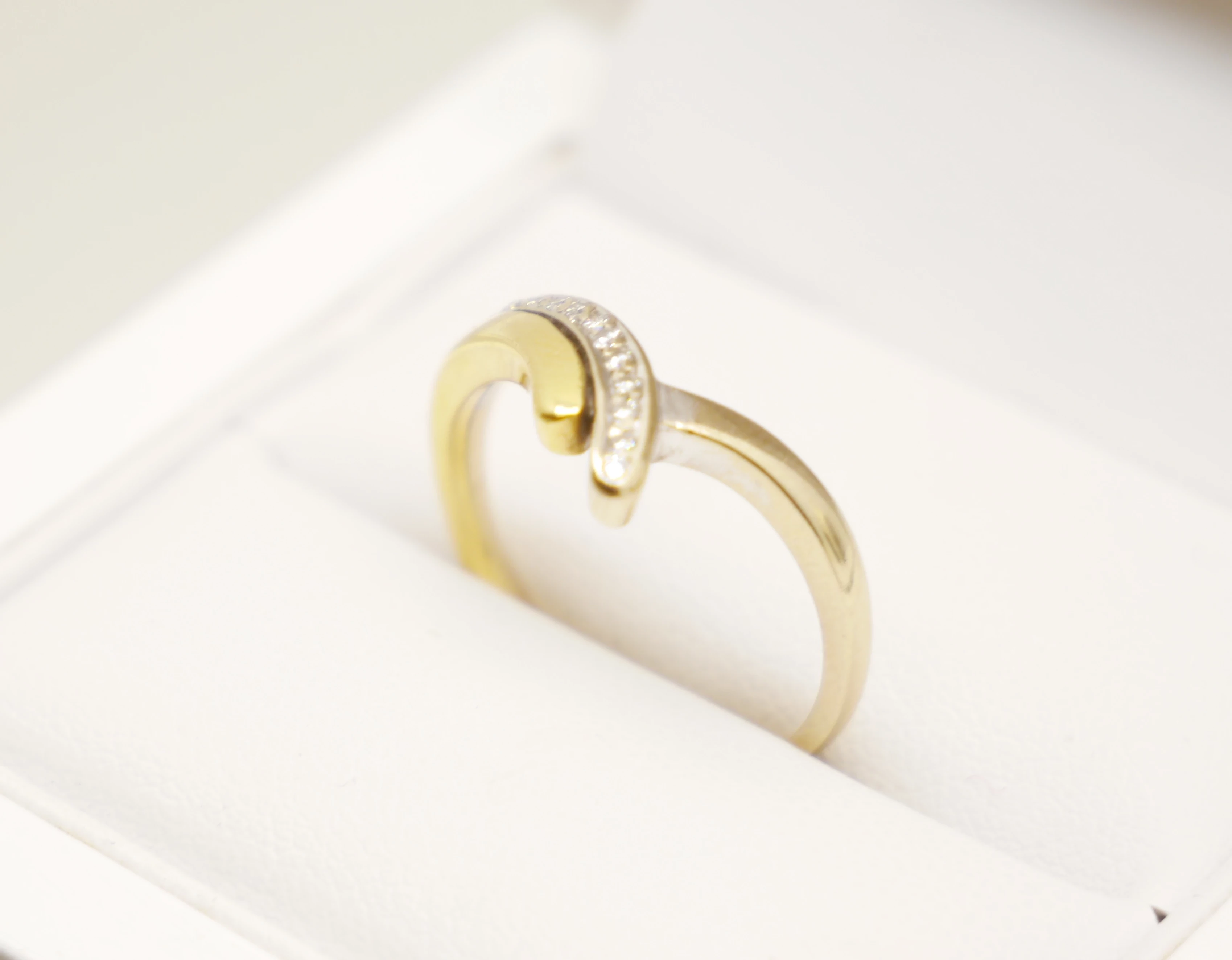 okazaly-zloty-pierscionek-z-brylantami-rozmiar-15-waga-344