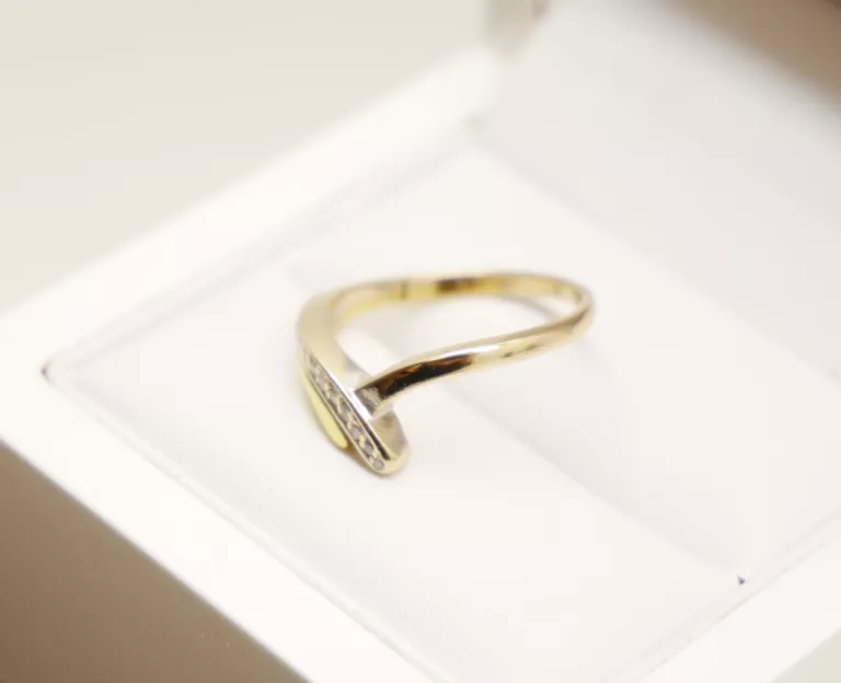 okazaly-zloty-pierscionek-z-brylantami-rozmiar-15-stan-11323-2