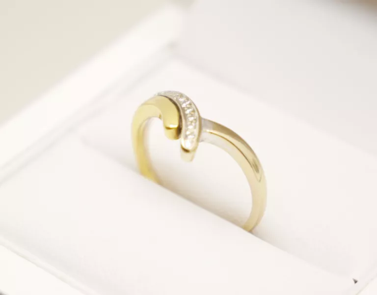 okazaly-zloty-pierscionek-z-brylantami-rozmiar-15-waga-344