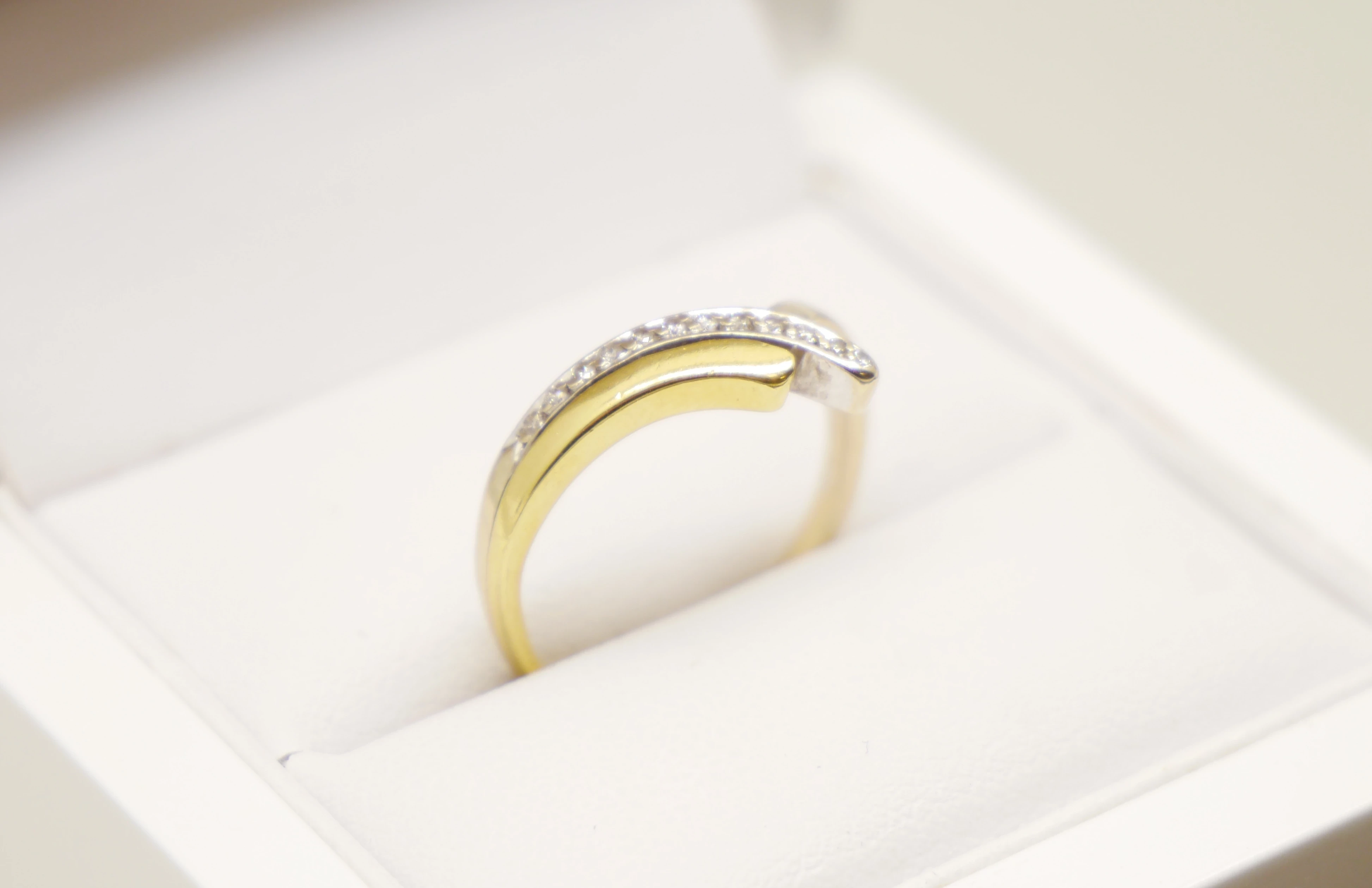 okazaly-zloty-pierscionek-z-brylantami-rozmiar-15-kollataja-33-wroclaw