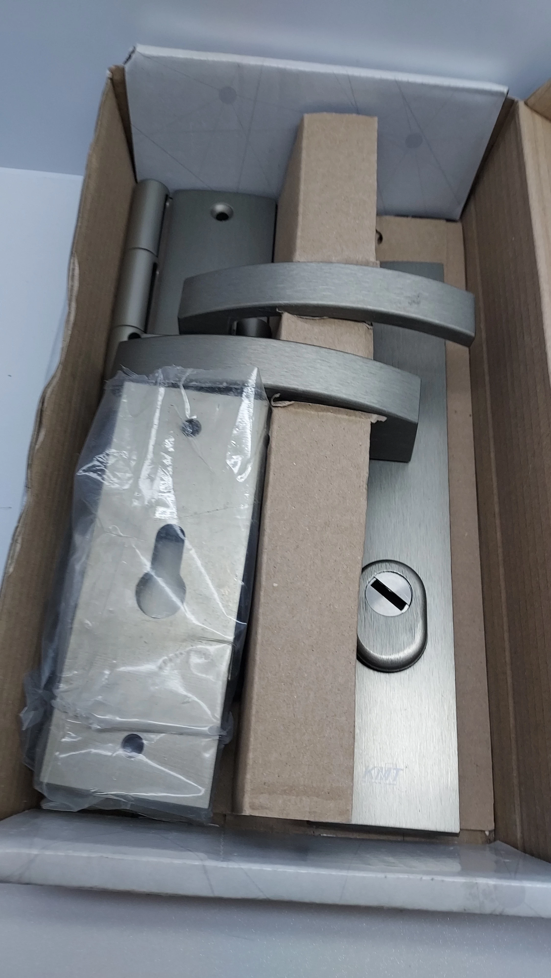 klamka-z-szyldem-podluznym-kmt-marka-248811-990325