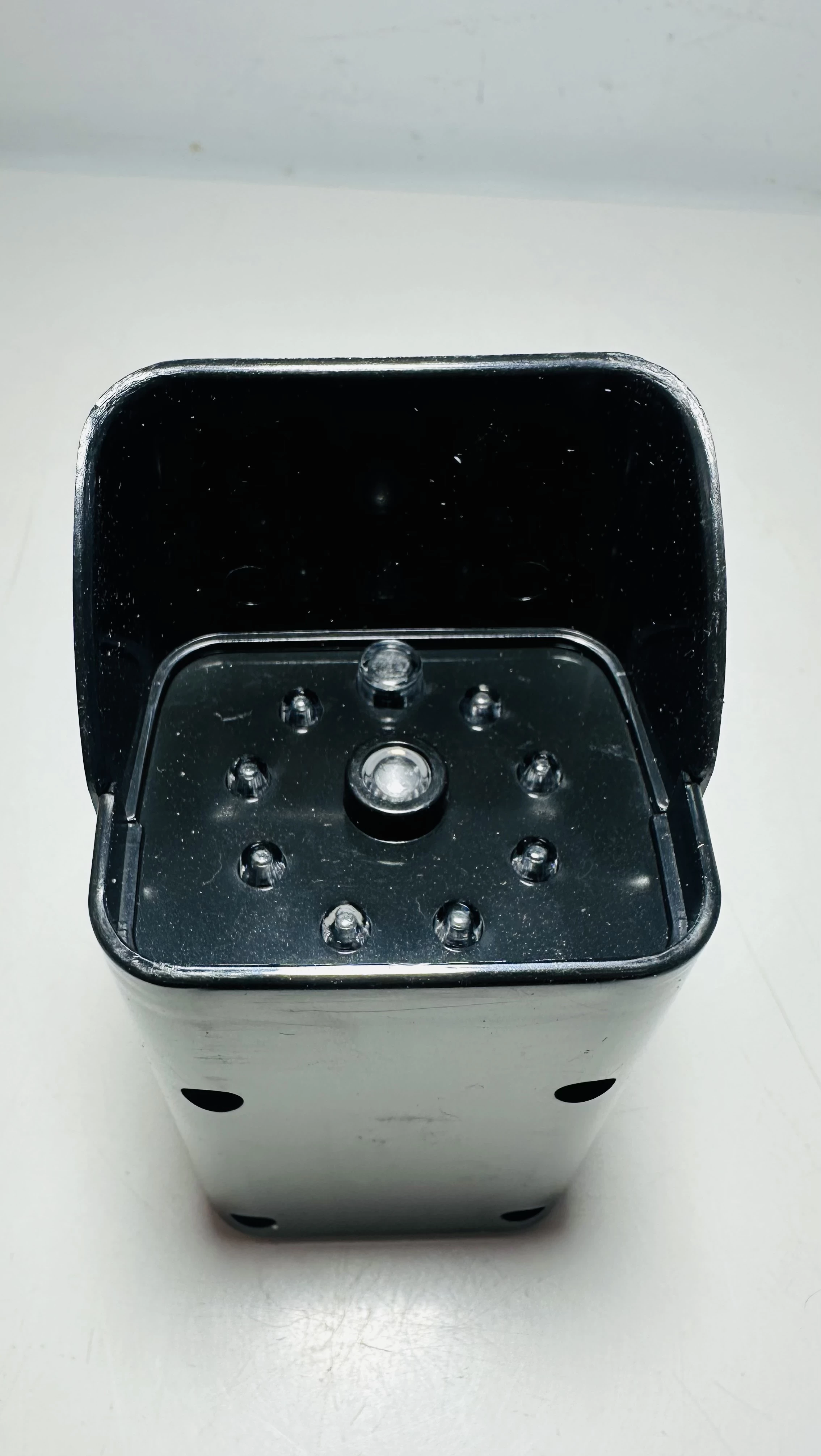 atrapa-kamery-na-baterie-grundig-model-lampa-solarna-atrapa-kamery