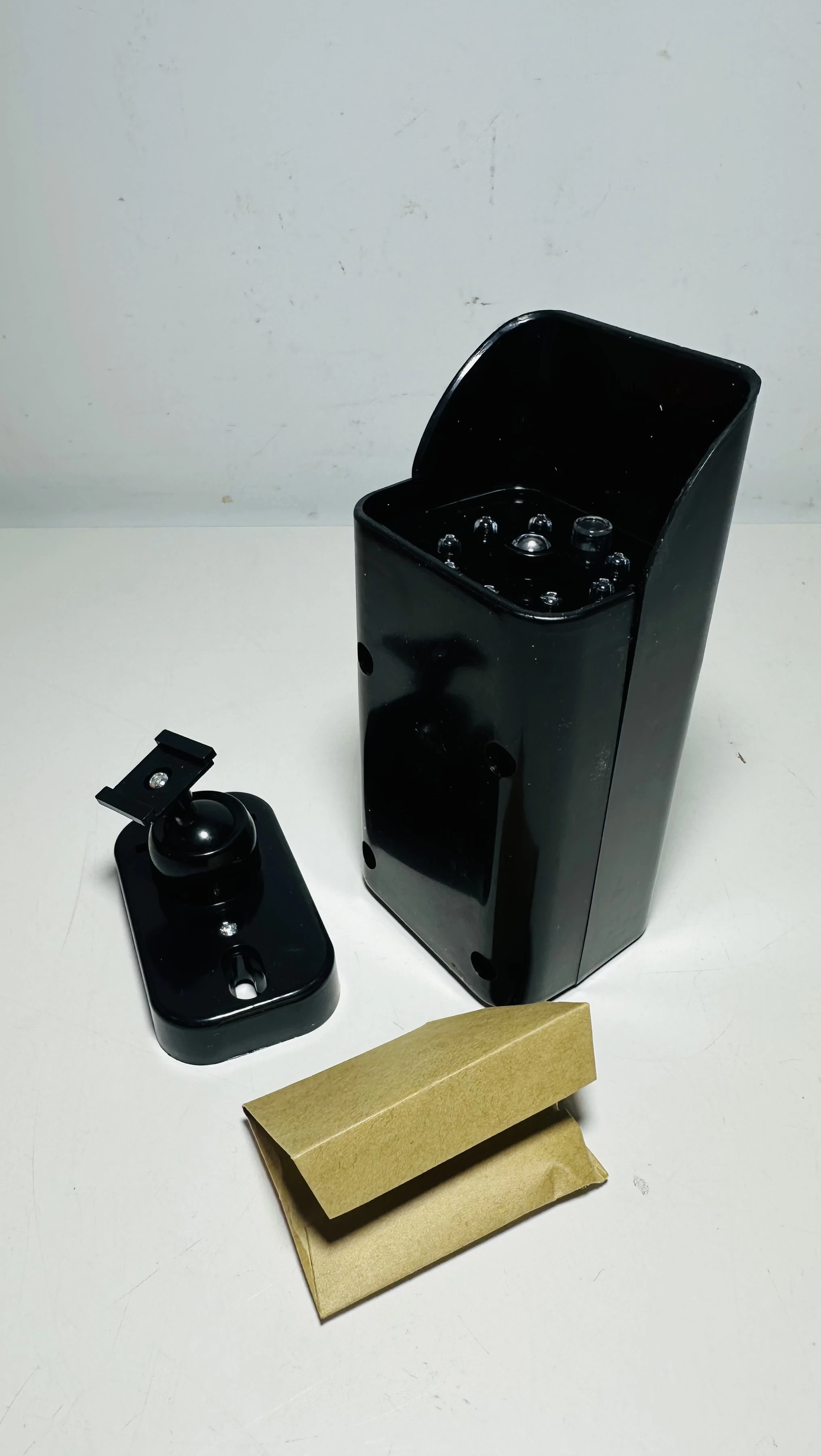 atrapa-kamery-na-baterie-grundig-stan-11323-2