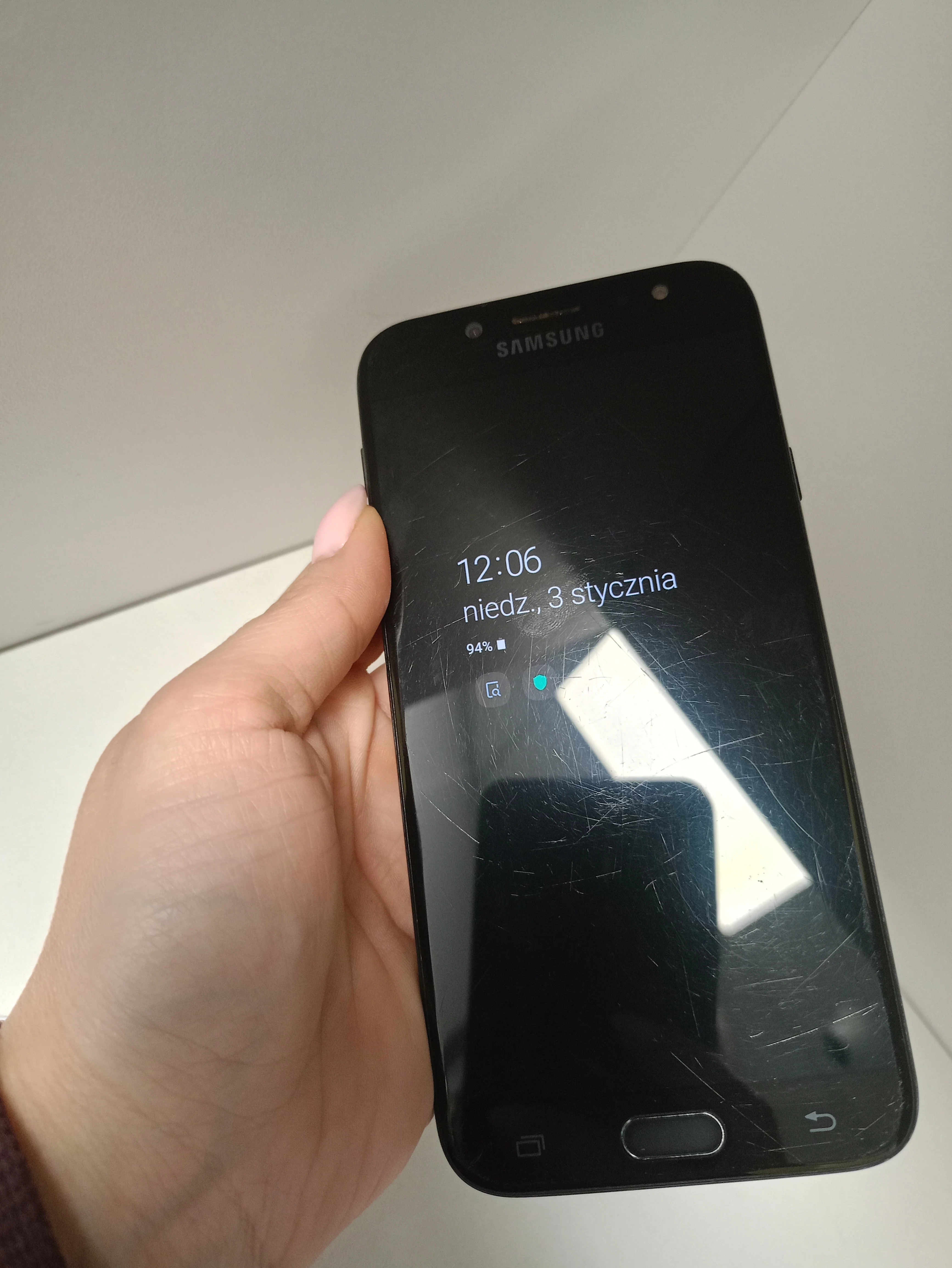 telefon-samsung-galaxy-j7-316-gb-pekniecia-na-ekranie-kod-producenta-sm-j730fzkdxeo