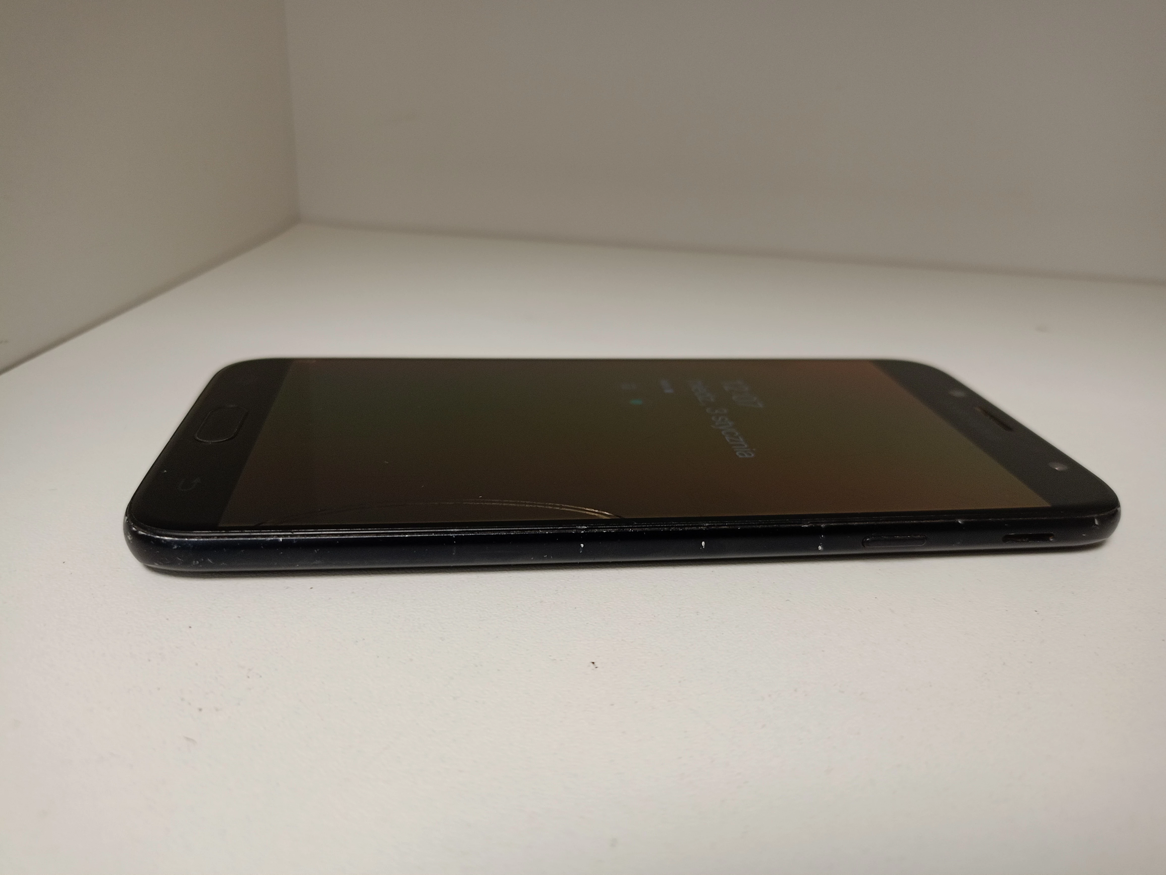 telefon-samsung-galaxy-j7-316-gb-pekniecia-na-ekranie-przekatna-ekranu-550