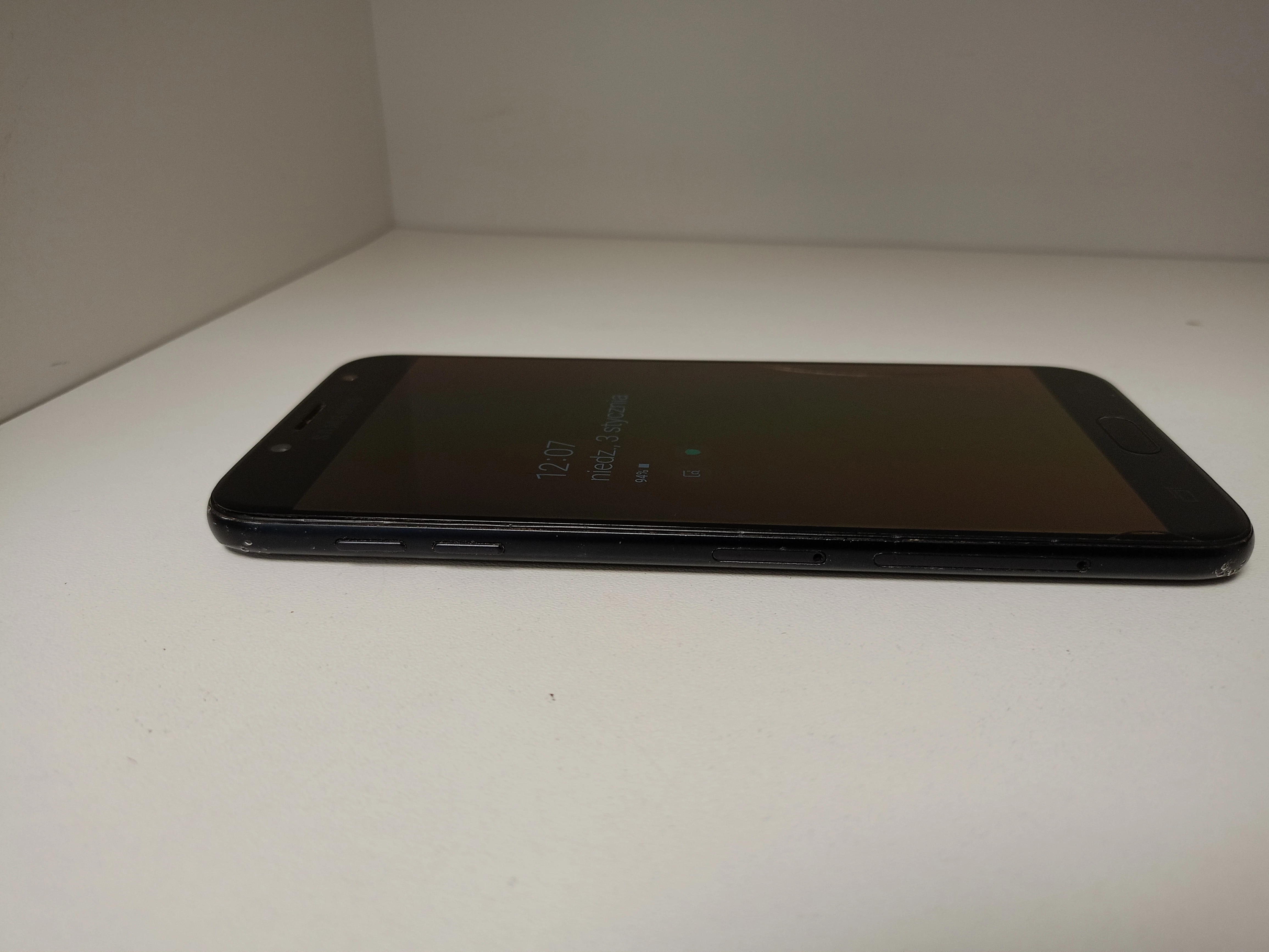 telefon-samsung-galaxy-j7-316-gb-pekniecia-na-ekranie-pamiec-ram-202865-214125