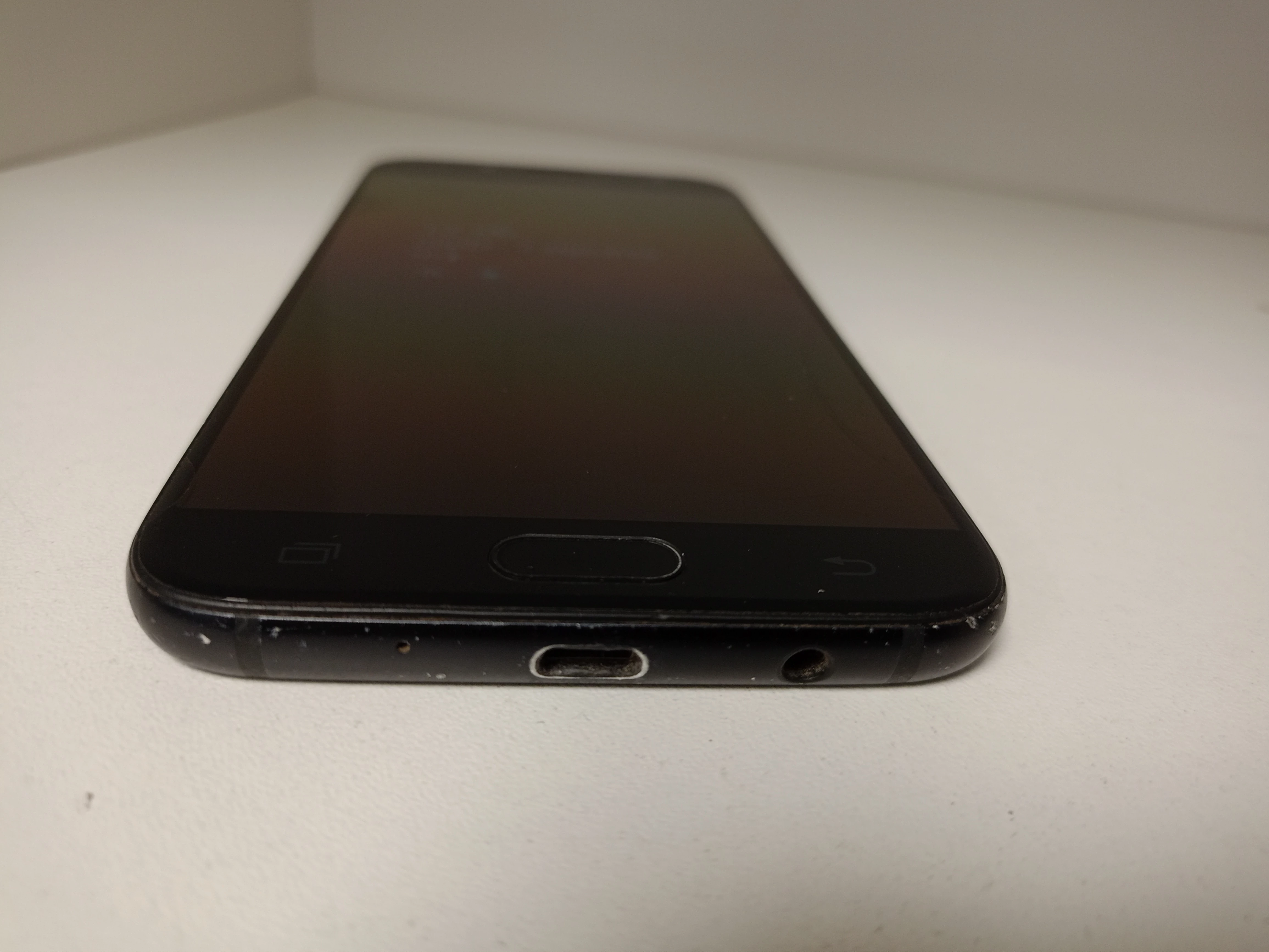 telefon-samsung-galaxy-j7-316-gb-pekniecia-na-ekranie-typ-202685-212929