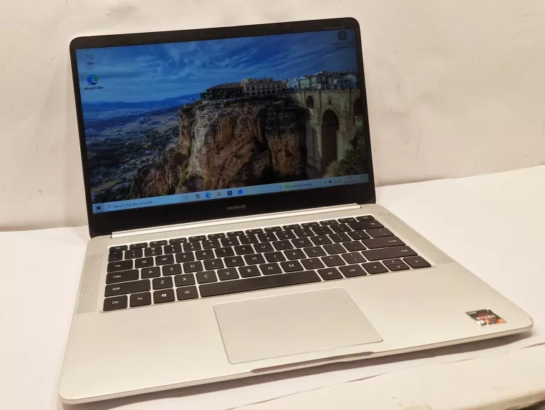 laptop-huawei-matebook-d14-14-amd-ryzen-5-2500u-5-8-gb-256-gb-srebrny-obroncow-pokoju-3-gubin