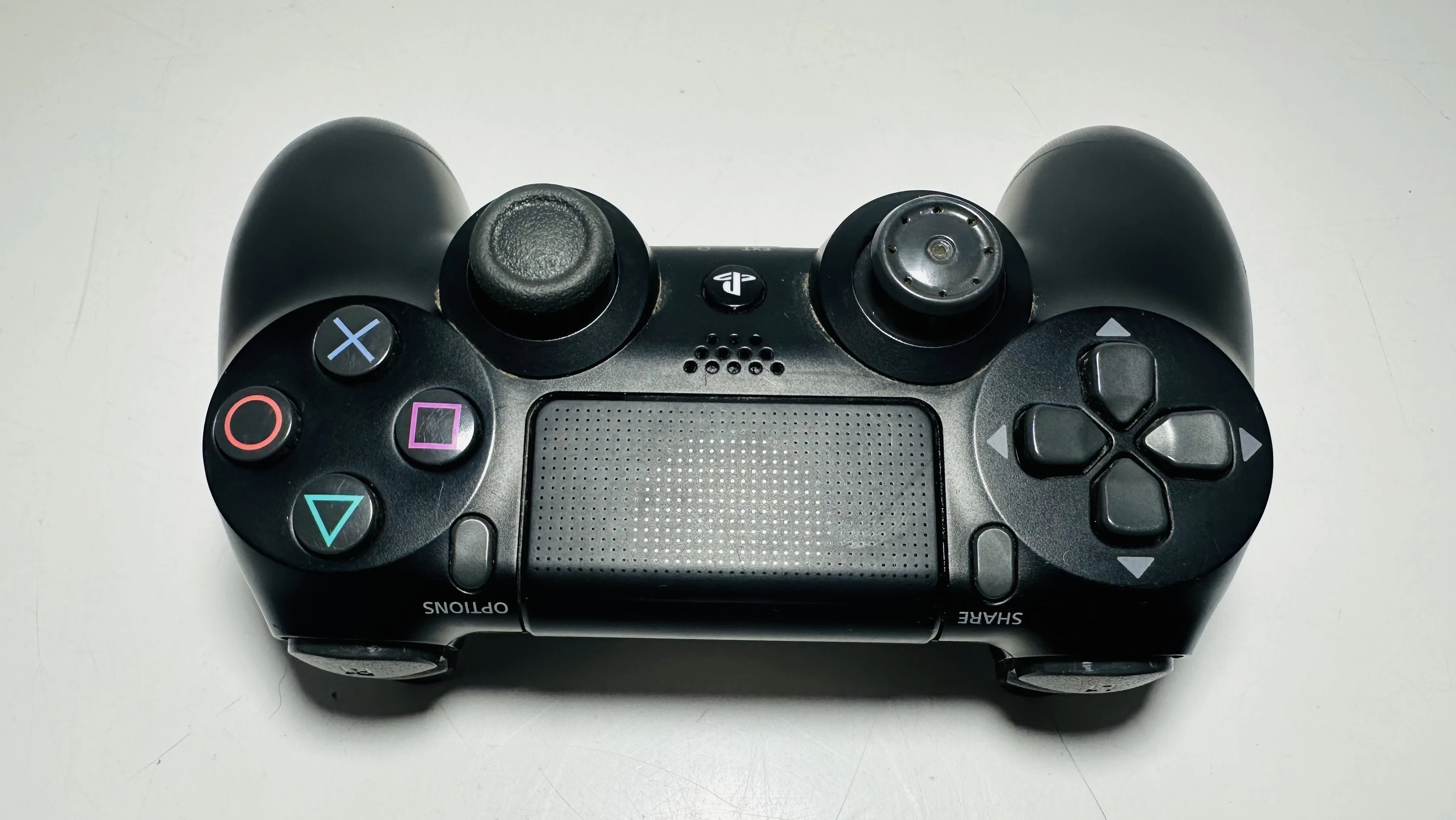 pad-bezprzewodowy-do-ps4-sony-czarny-opis-kod-producenta-9950103