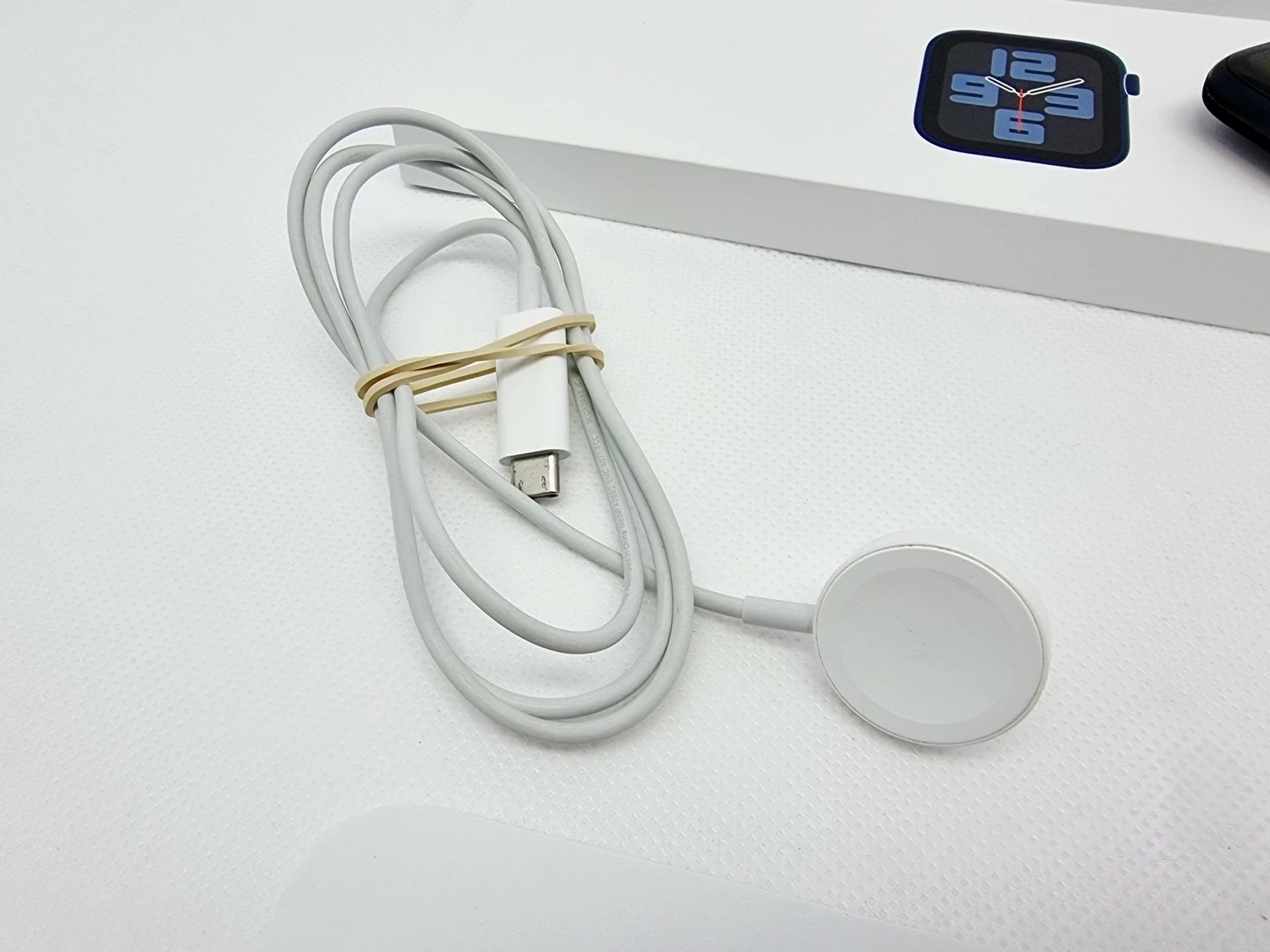 apple-watch-se-gen2-gps-koperta-40mm-material-koperty-212886-258014