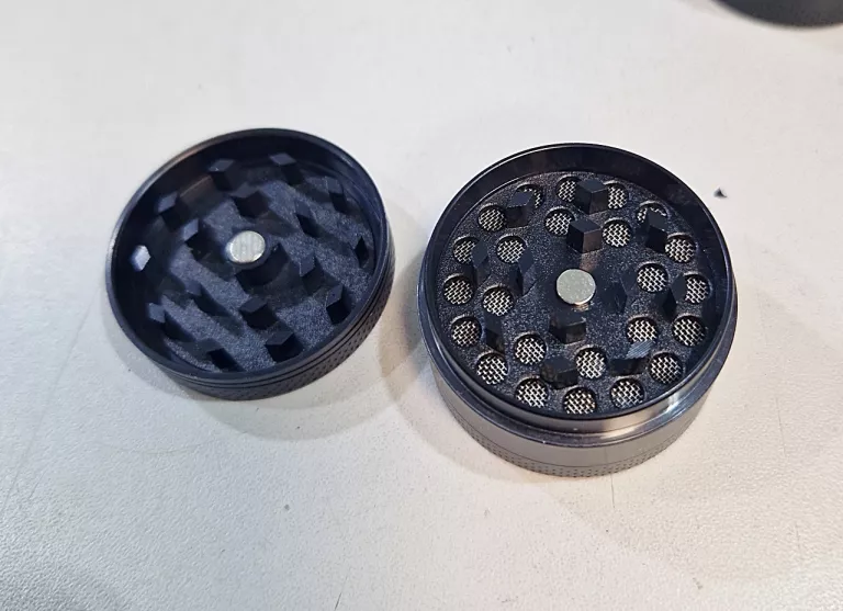 grinder-ocb-kraszer-mlynek-do-ziol-tytoniu-suszu-ean-gtin-025051309469