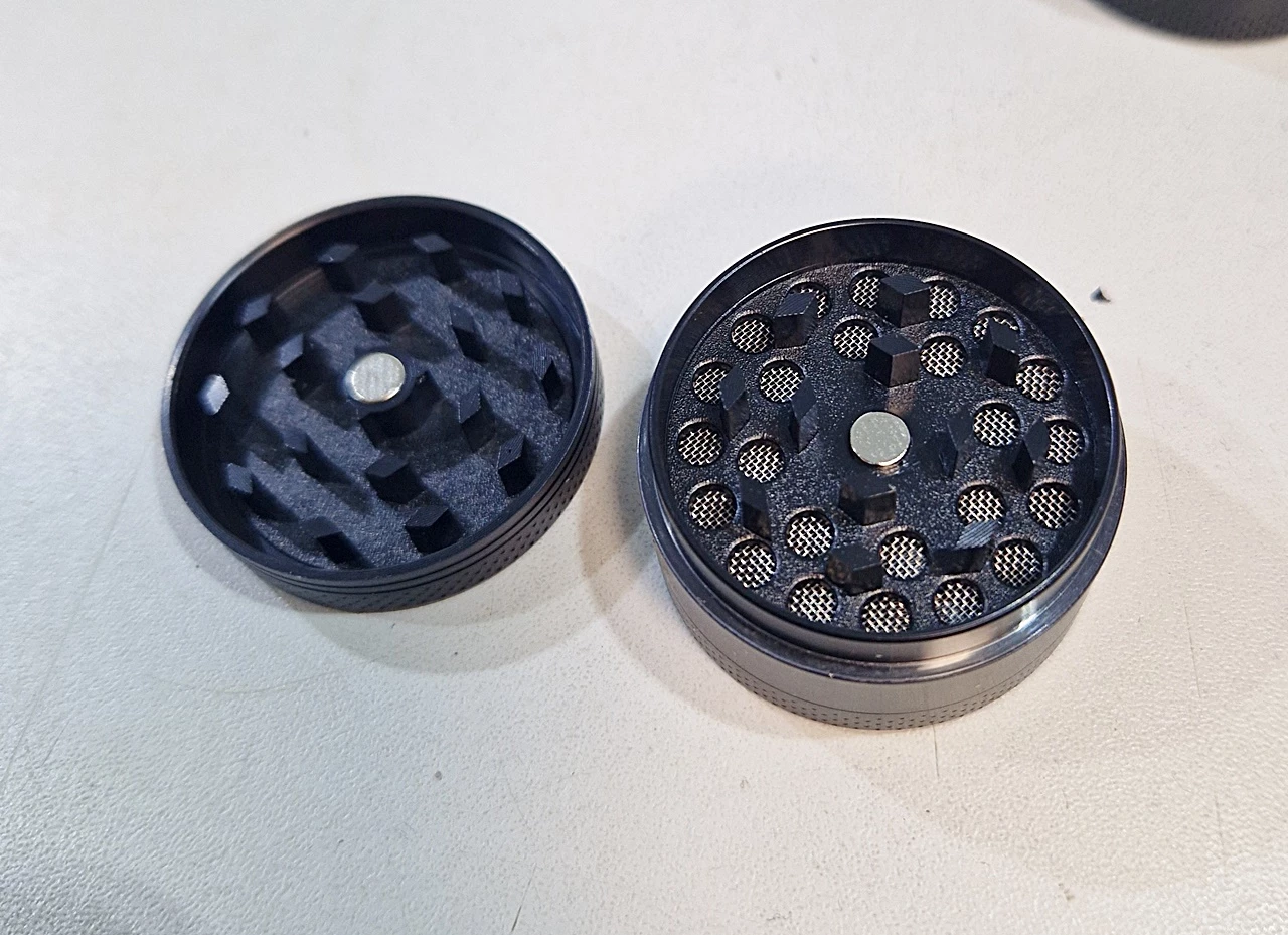 grinder-ocb-kraszer-mlynek-do-ziol-tytoniu-suszu-ean-gtin-025051309469