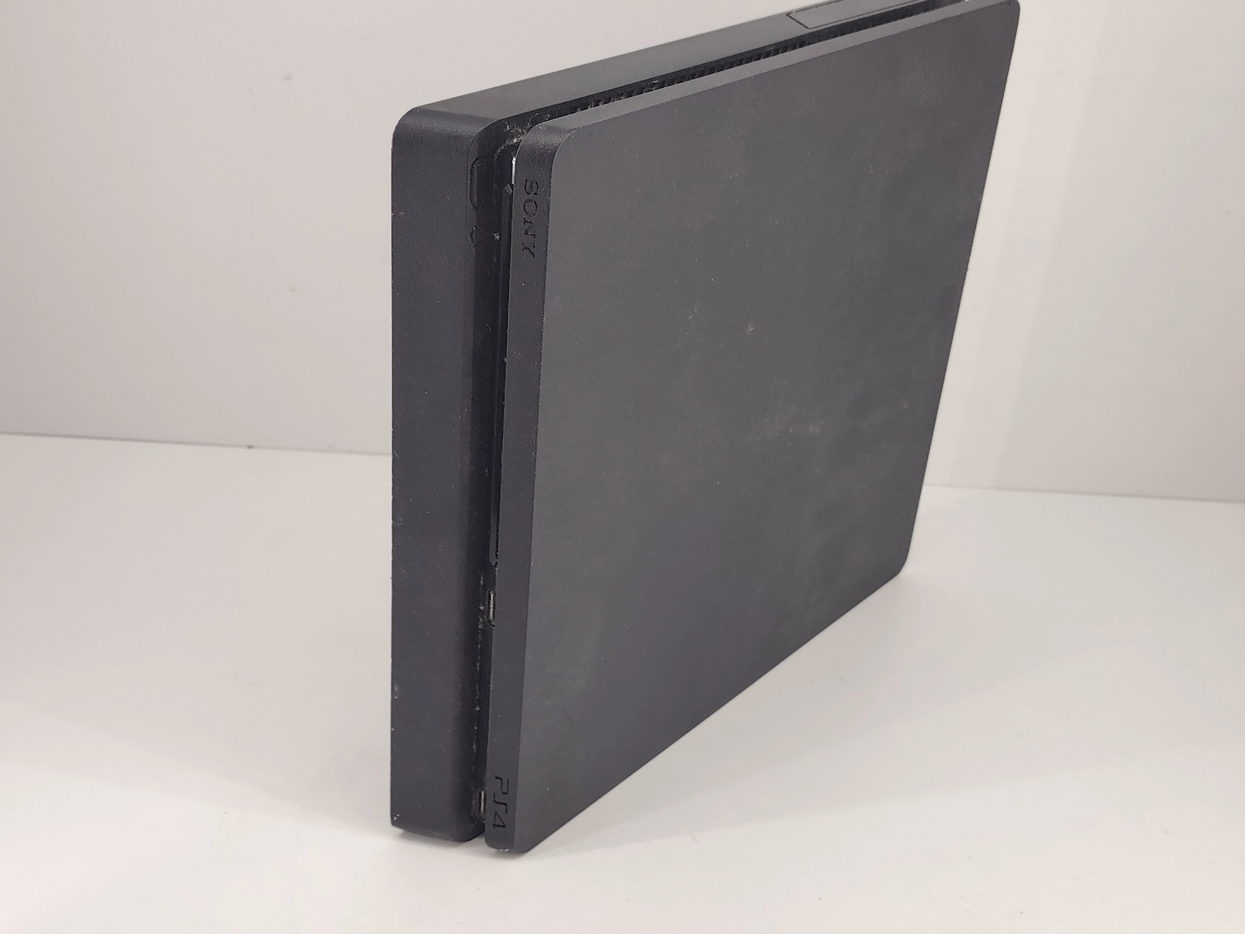 konsola-ps4-slim-2-pady-kabel-zas-stan-11323-2