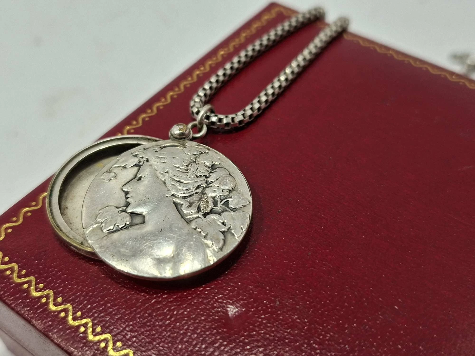 doskonaly-srebrny-lancuszek-z-medalikem-na-zdj-1709g925-stan-11323-2