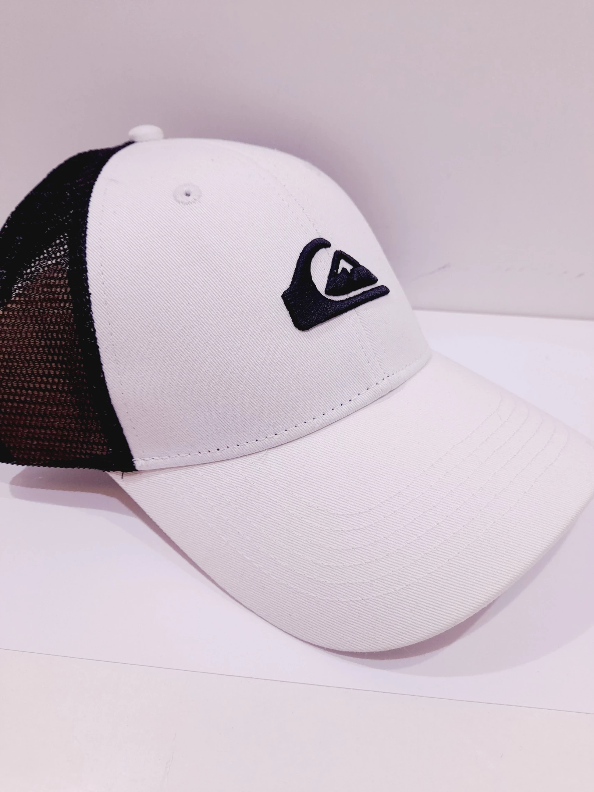 biala-czapka-z-daszkiem-quiksilver-budziszynska-107d-sj-wroclaw