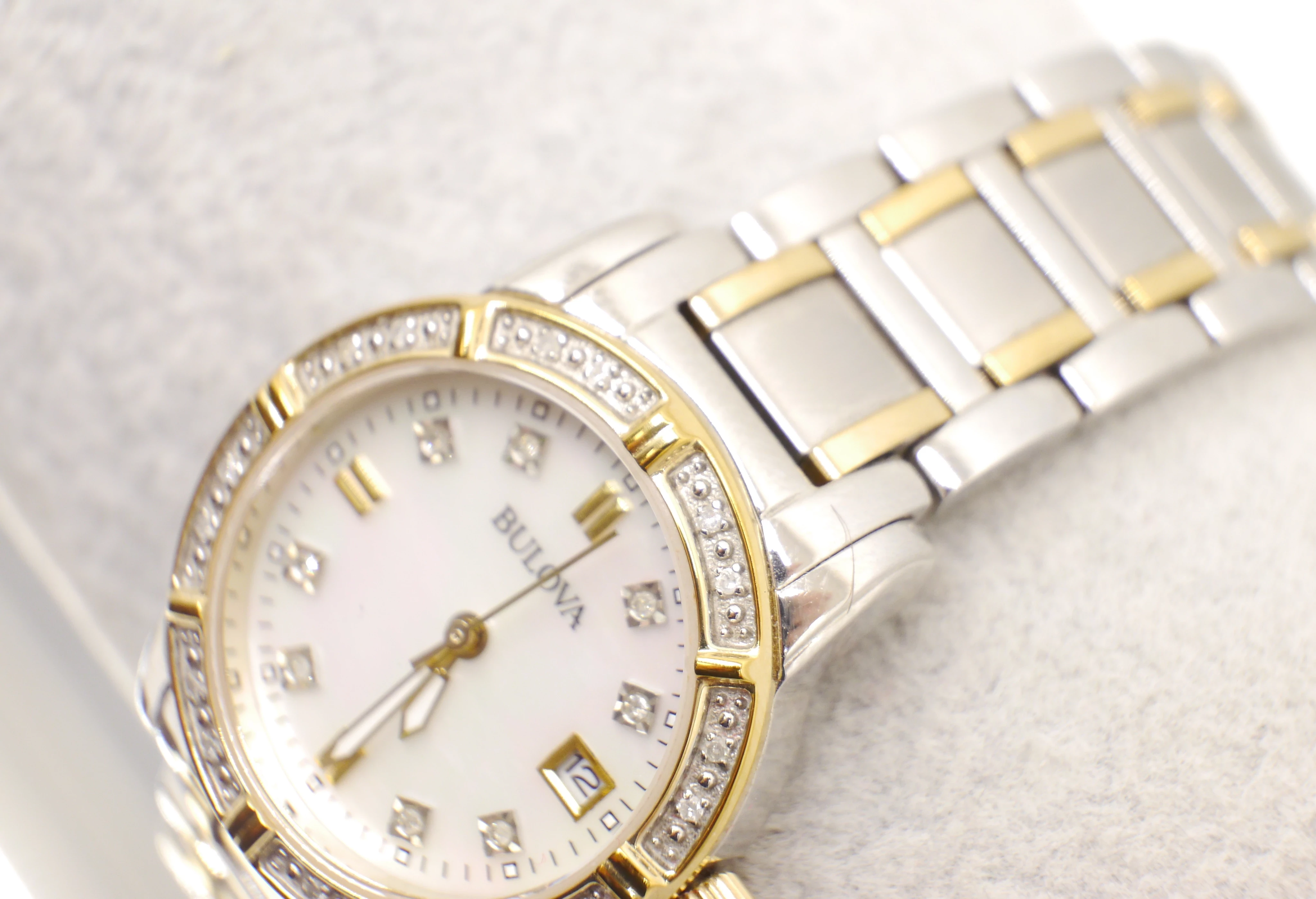 zegarek-bulova-diamond-98w107-ksztalt-koperty-129223-2