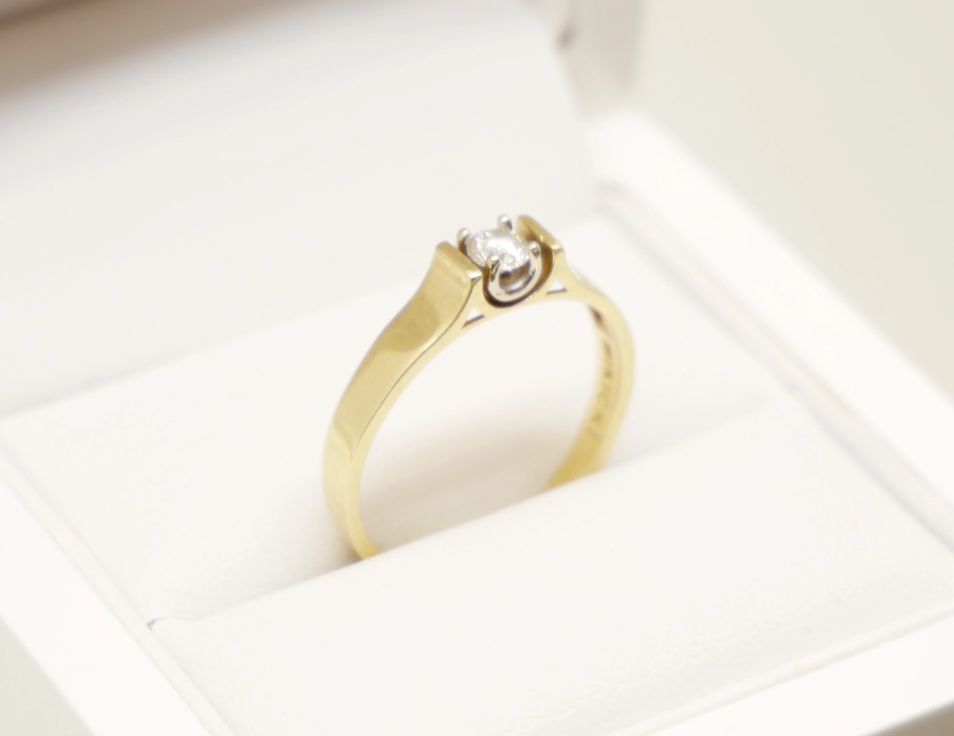 elegancki-pierscionek-z-brylantem-r15-kollataja-33-wroclaw