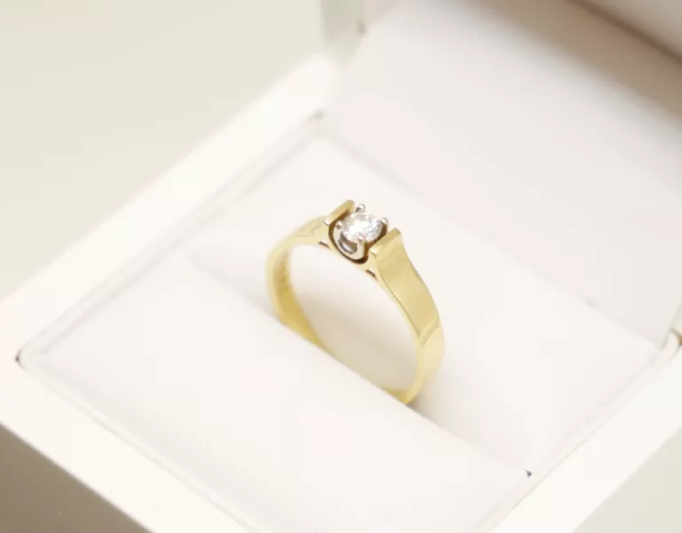 elegancki-pierscionek-z-brylantem-r15-kamien-17088-8