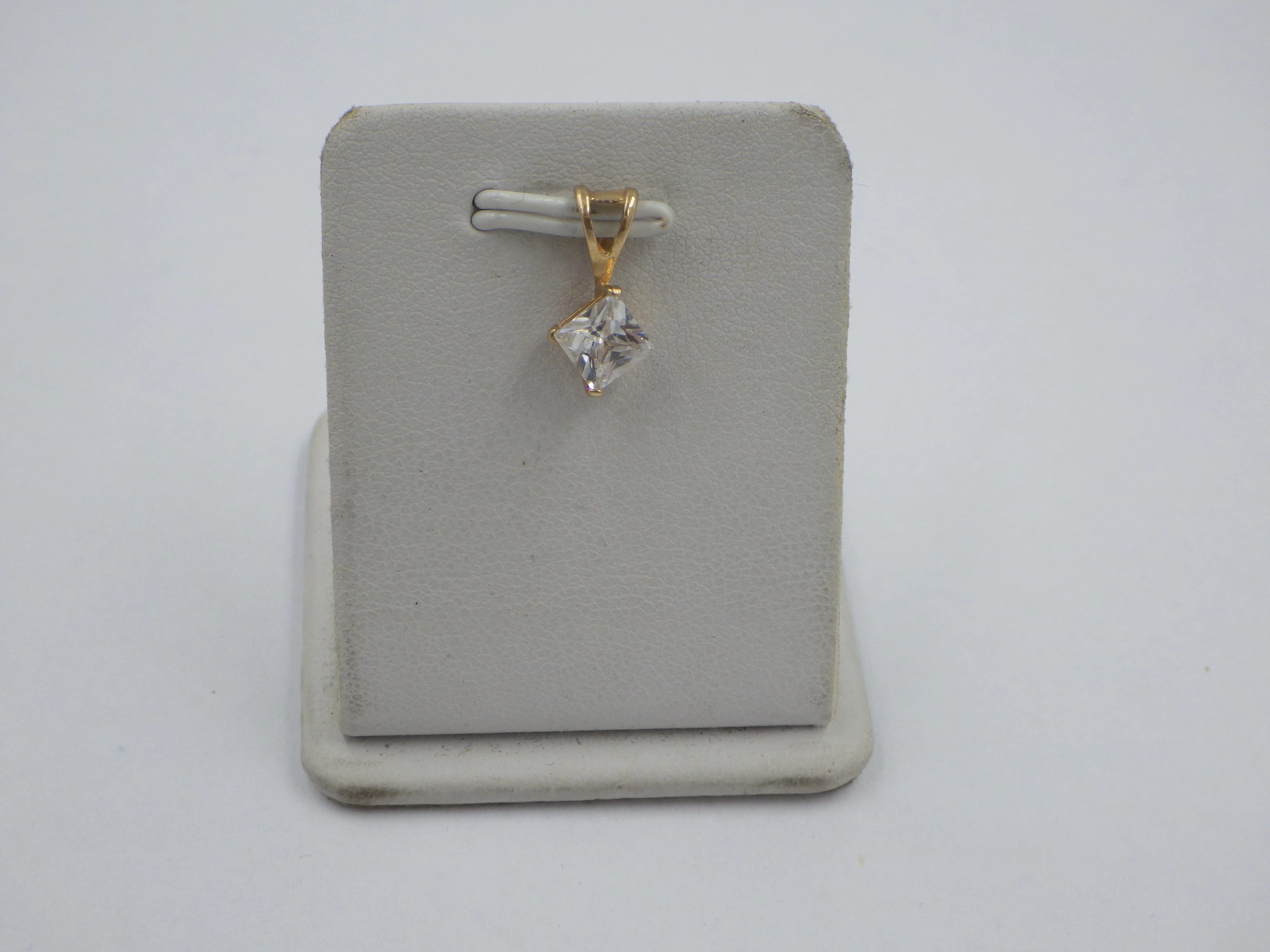 delikatna-zawieszka-z-cyrkonia-zloto-585-077g-stan-11323-2