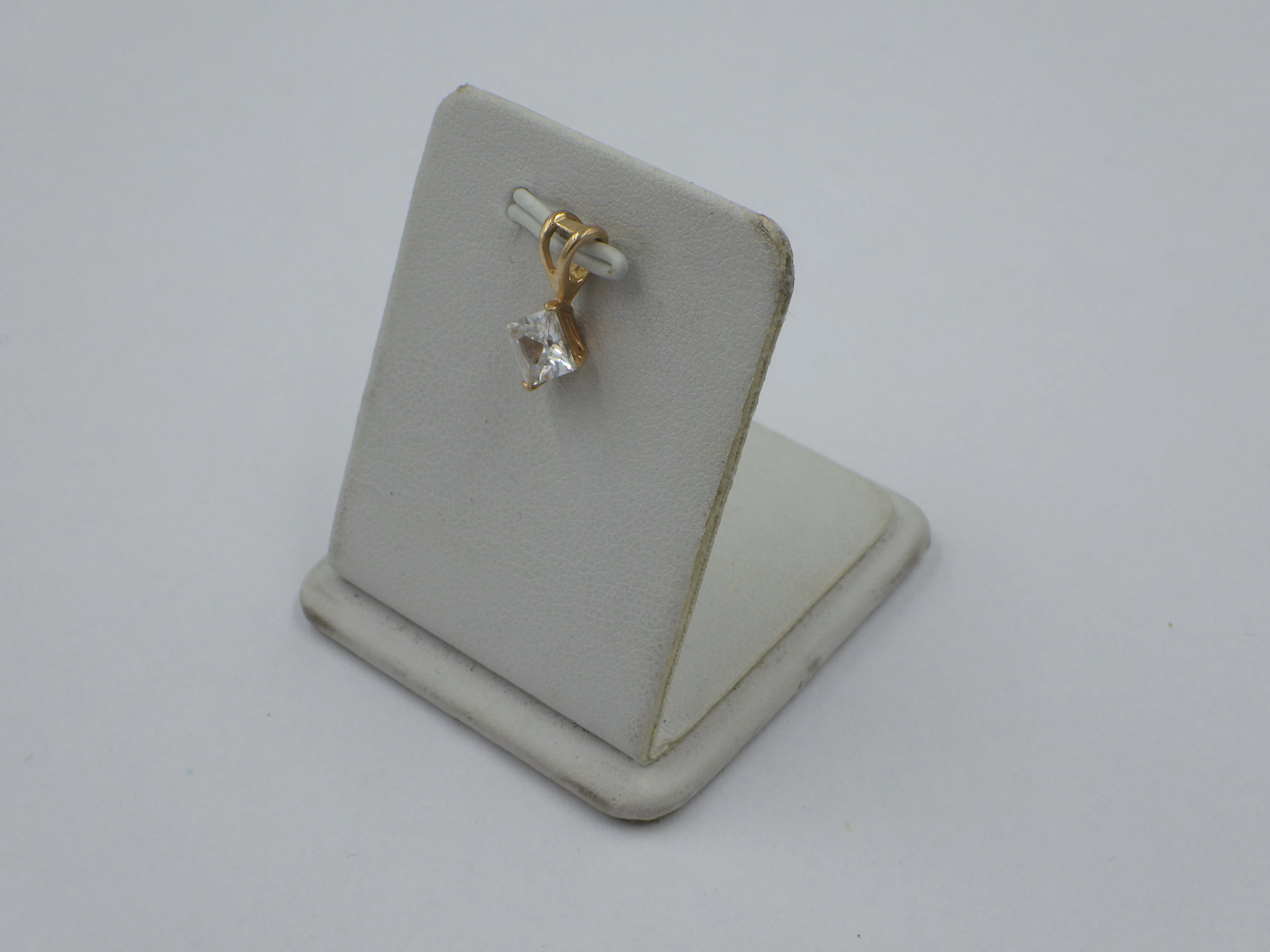 delikatna-zawieszka-z-cyrkonia-zloto-585-077g-material-15835-2