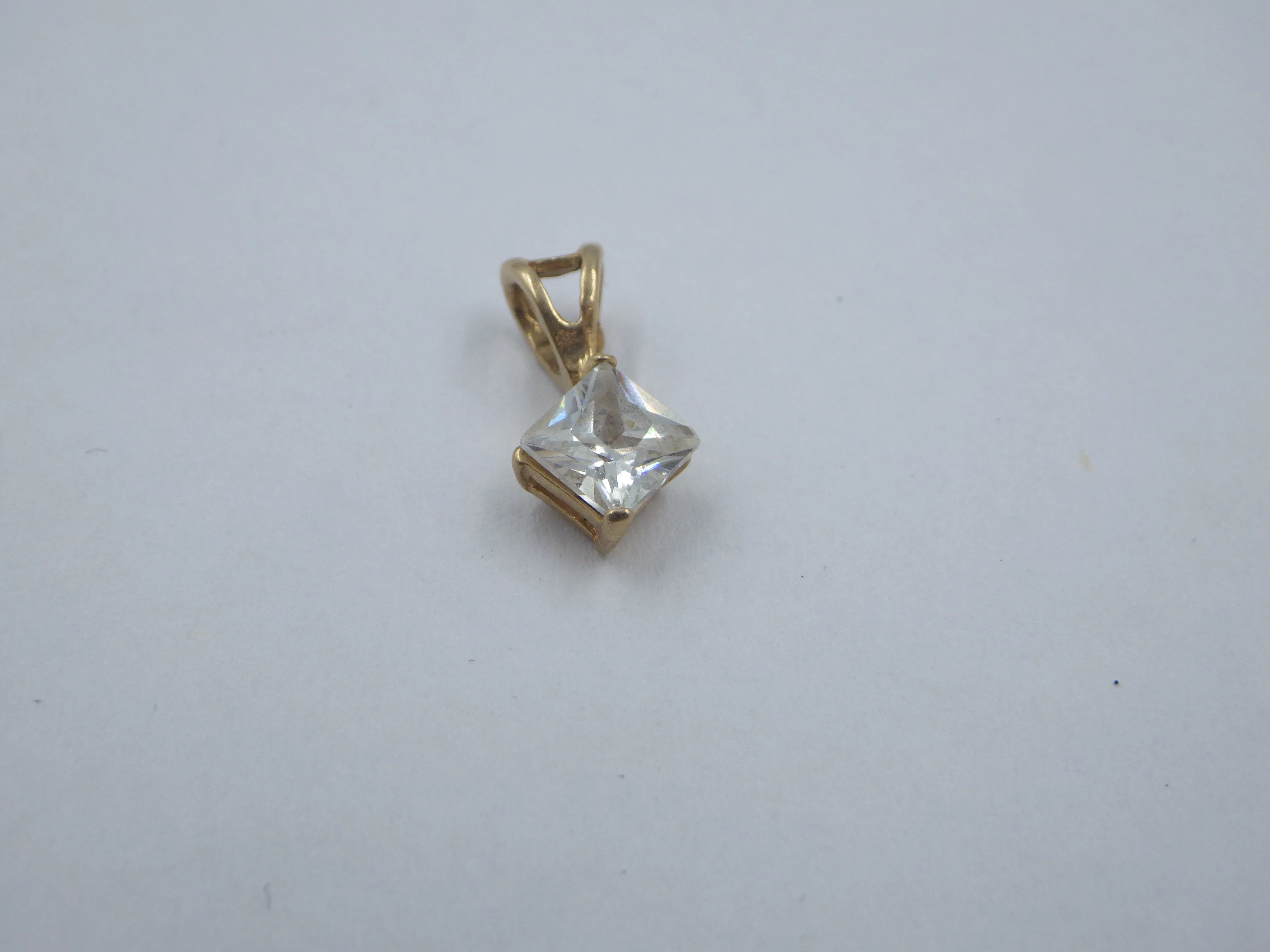 delikatna-zawieszka-z-cyrkonia-zloto-585-077g-motyw-129129-21