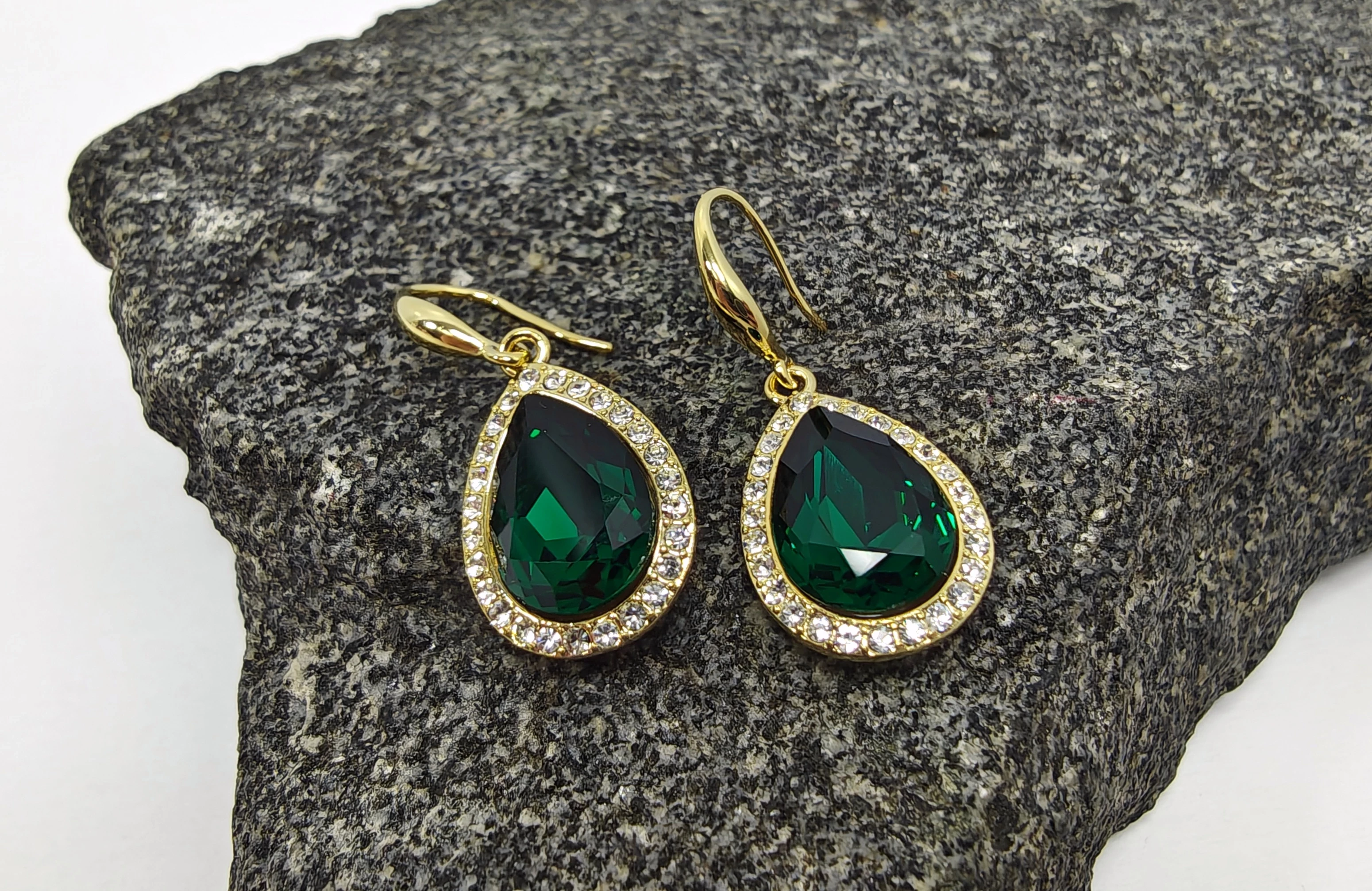 kolczyki-ze-stali-chirurgicznej-316l-wiszace-z-cyrkoniami-zielona-cyrkonia-rodzaj-zapiecia-2207-1