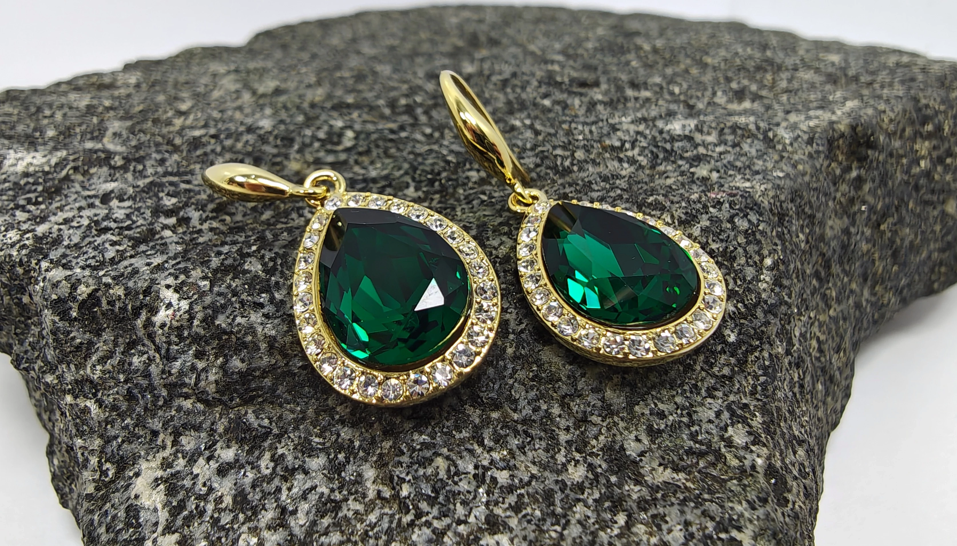 kolczyki-ze-stali-chirurgicznej-316l-wiszace-z-cyrkoniami-zielona-cyrkonia-material-15835-256