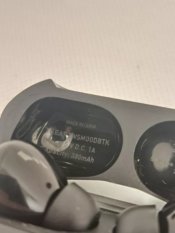 sluchawki-bezprzewodowe-sbs-mood-z-wielofunkcyjnym-wyswietlaczem-i-anc-stan-11323-2