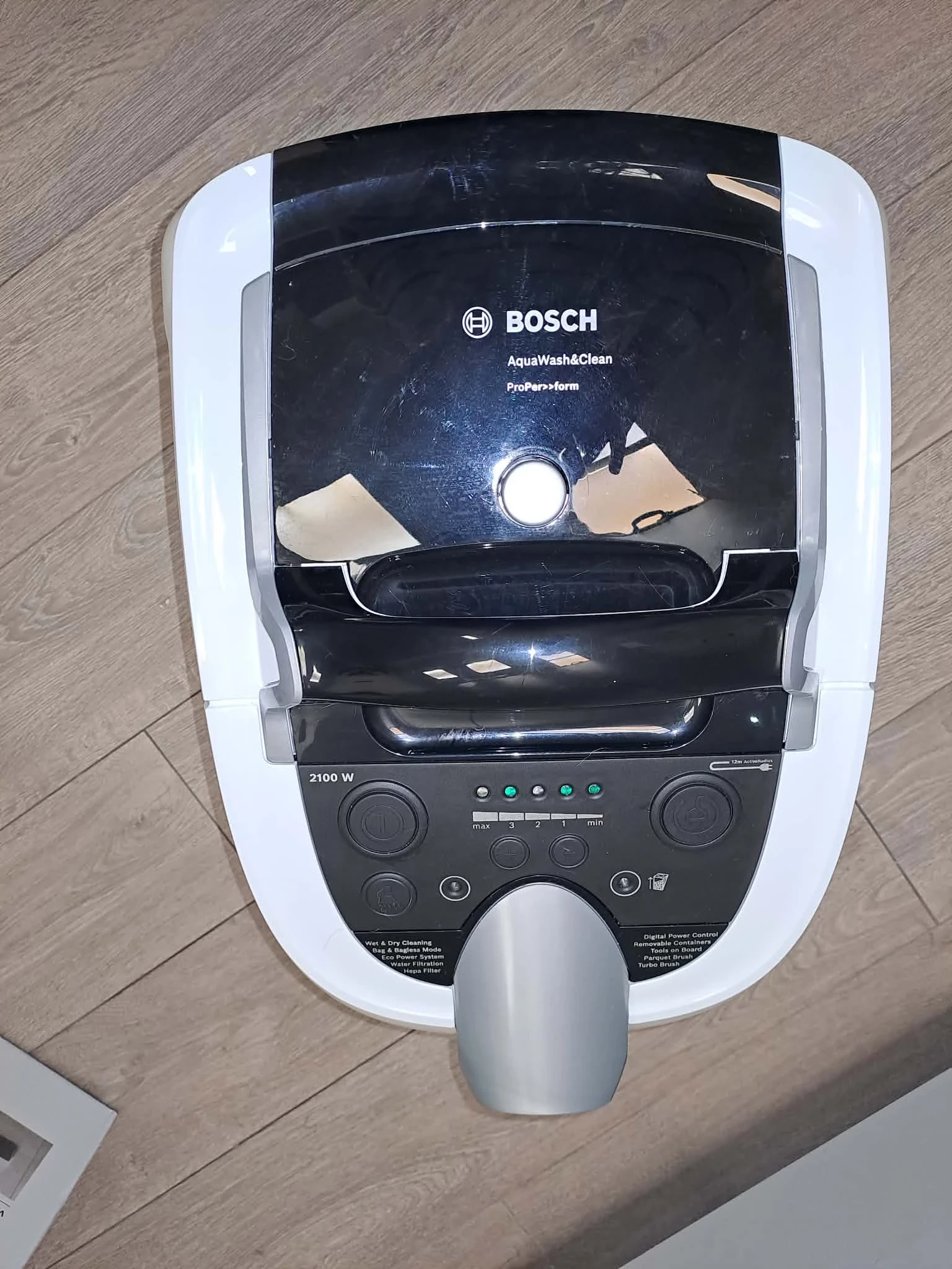 odkurzacz-pioracy-bosch-aquawashclean-serie-4-vc763-komplet-ubez-do-2031-rodzaj-zbiornika-na-kurz-205446-2