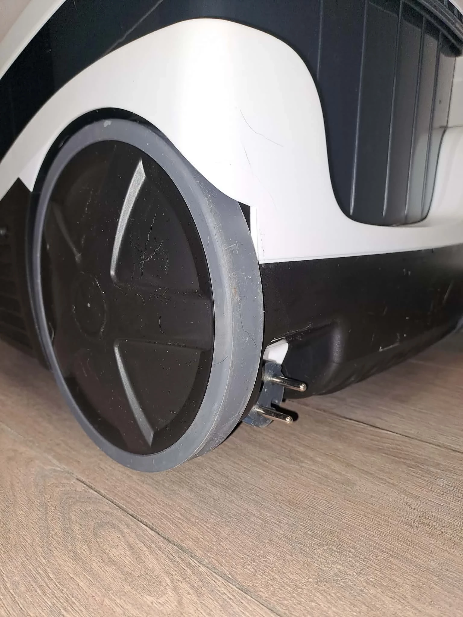 odkurzacz-pioracy-bosch-aquawashclean-serie-4-vc763-komplet-ubezpieczeni-zasieg-pracy-900