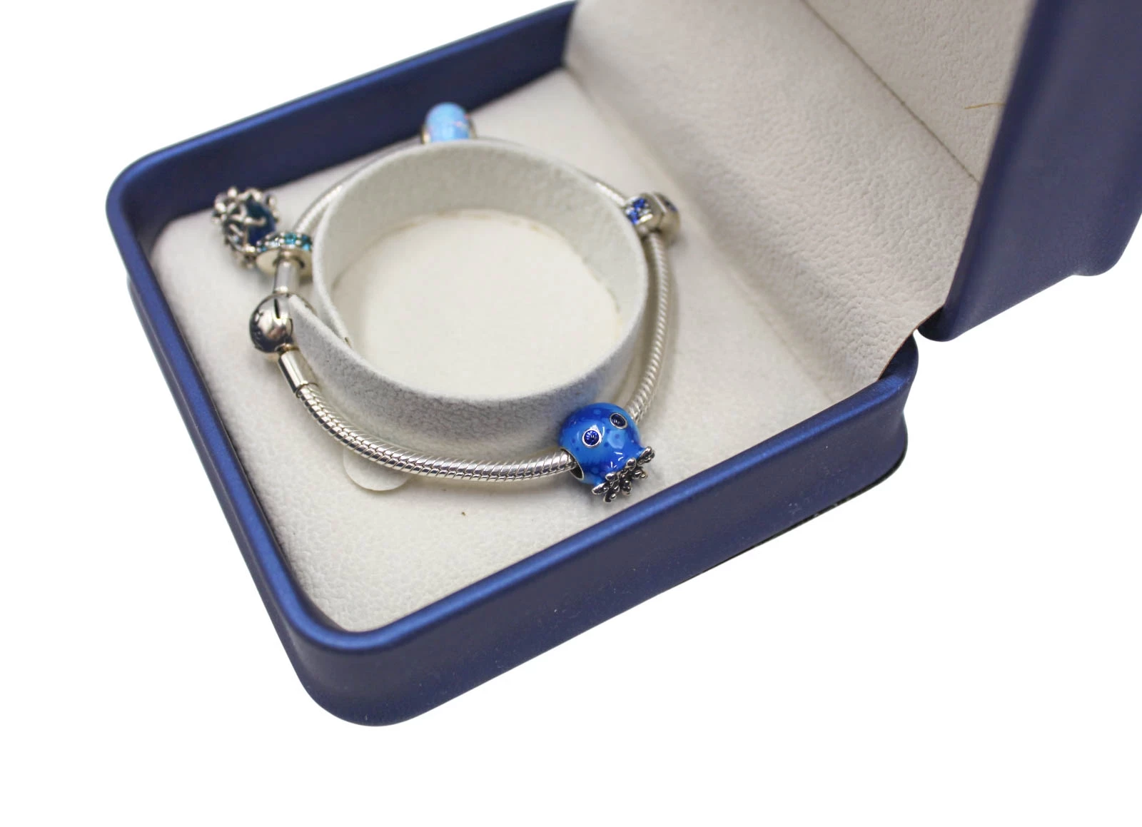 piekna-srebrna-bransoletka-znanej-marki-z-4-charmsami-p925-w2476-stan-11323-2