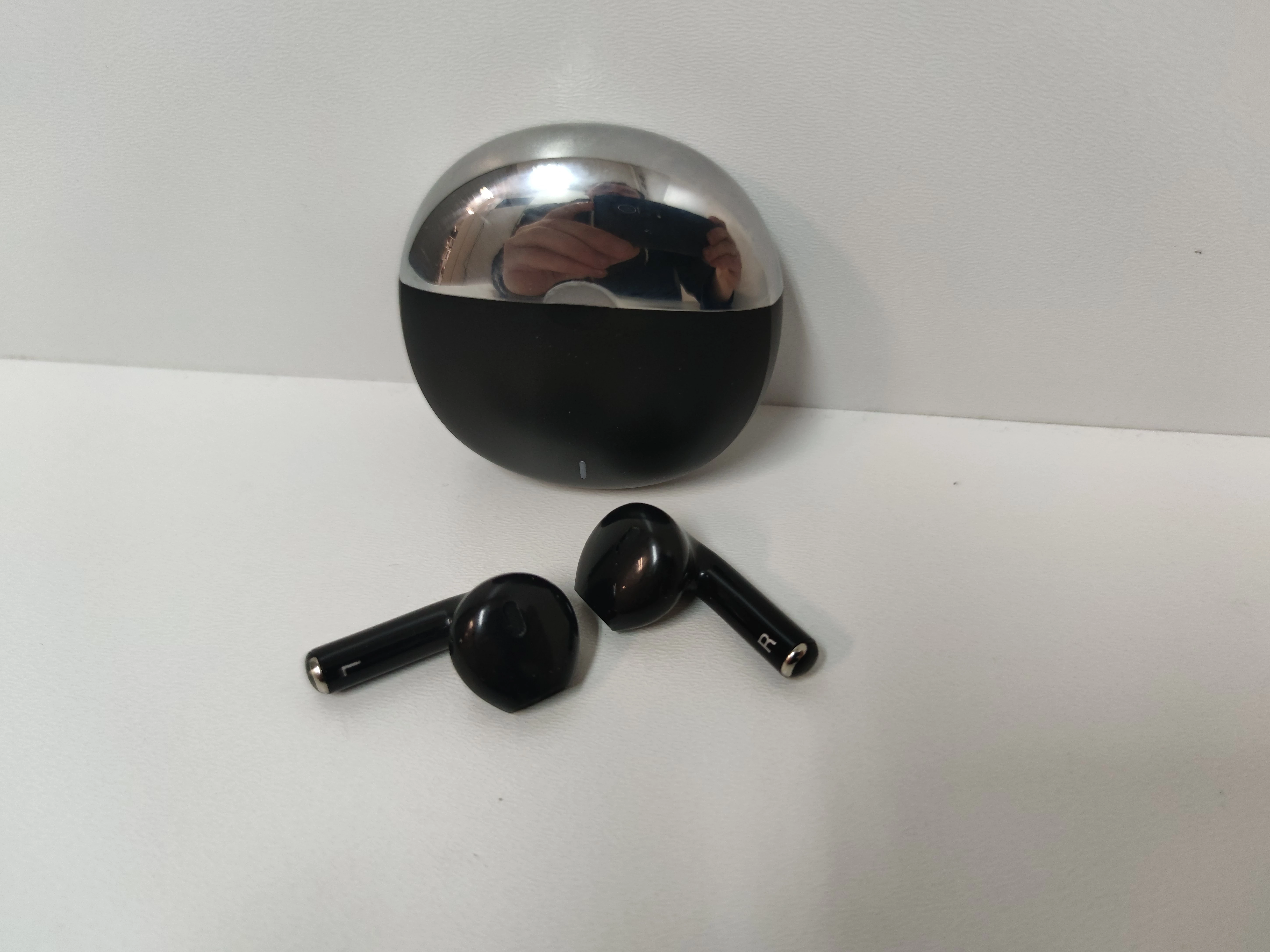 sluchawki-bezprzewodowe-douszne-tws-ly01-jagiellonska-14-sanok-tsc2-spj